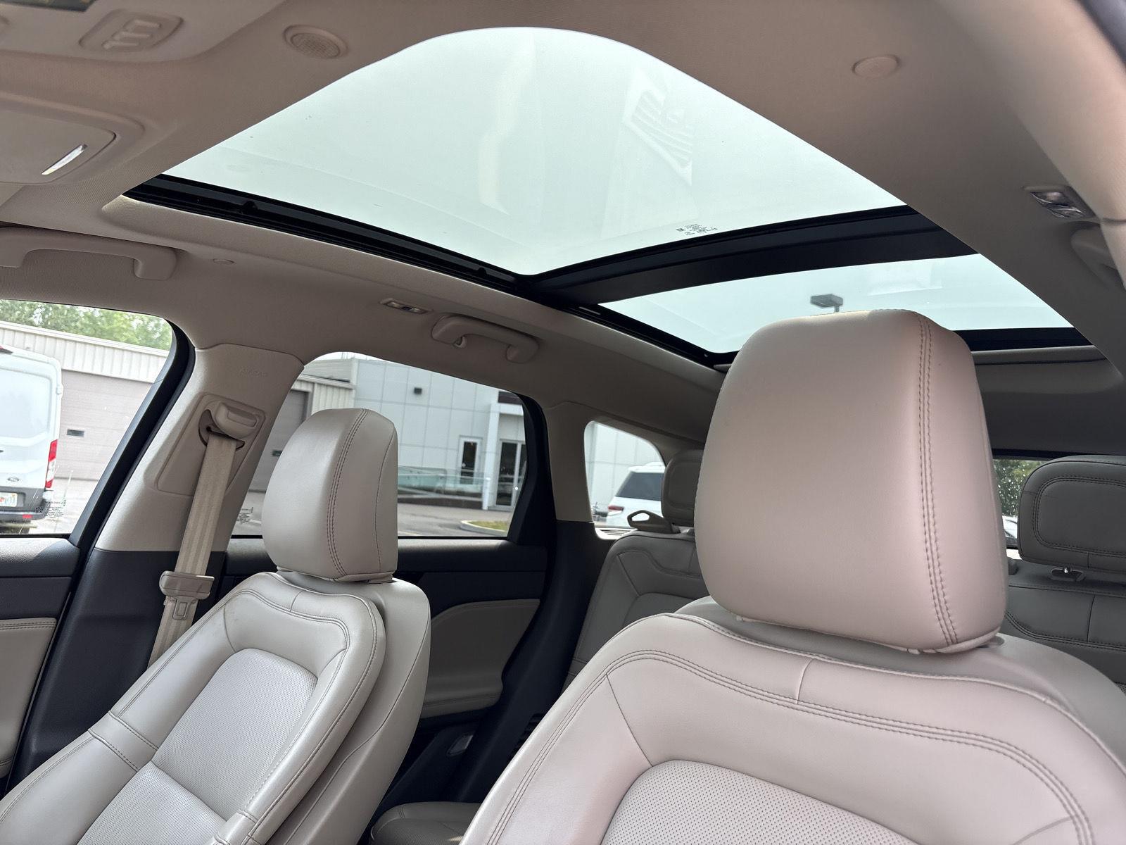Certified Used 2023 Pristine White Metallic Tri-Coat Lincoln Standard image 8