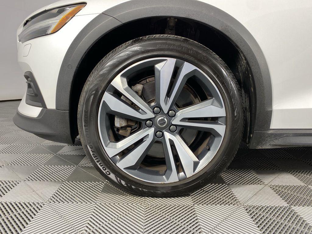 Certified Used 2023 Crystal White Metallic Volvo Plus image 16