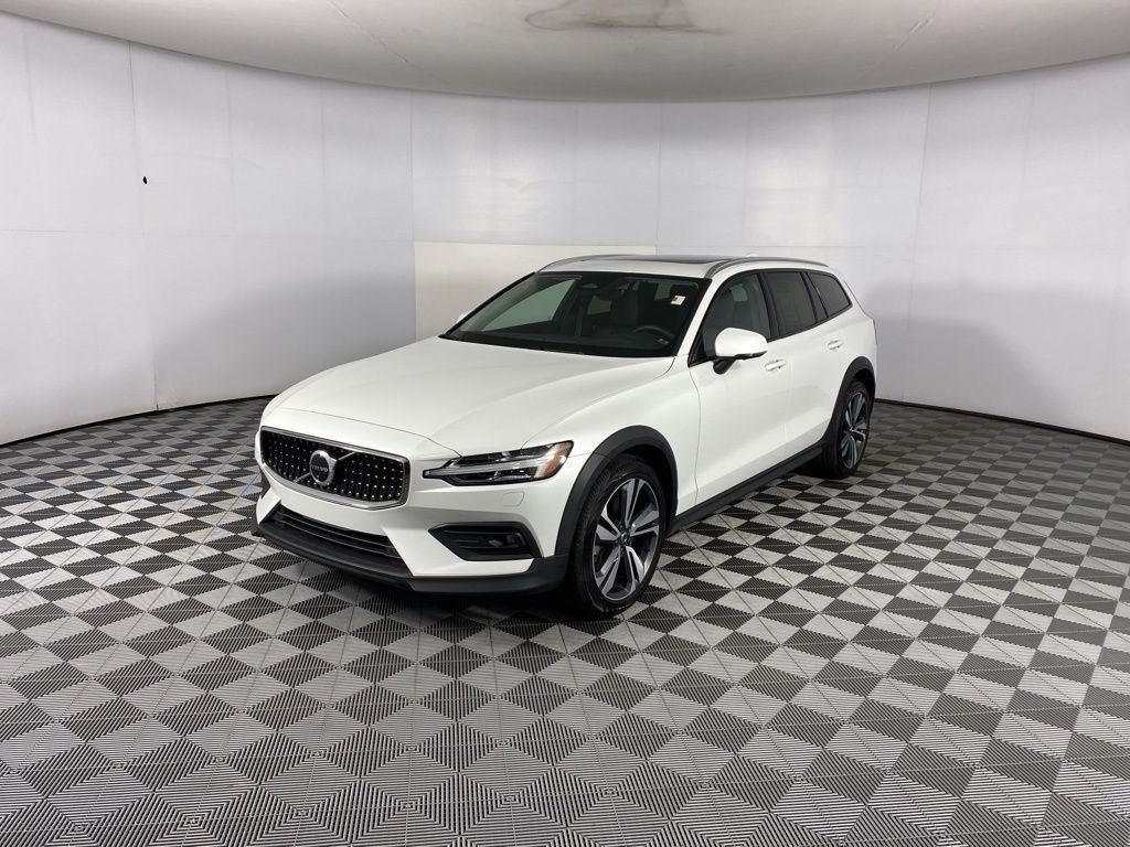 Certified Used 2023 Crystal White Metallic Volvo Plus image 18