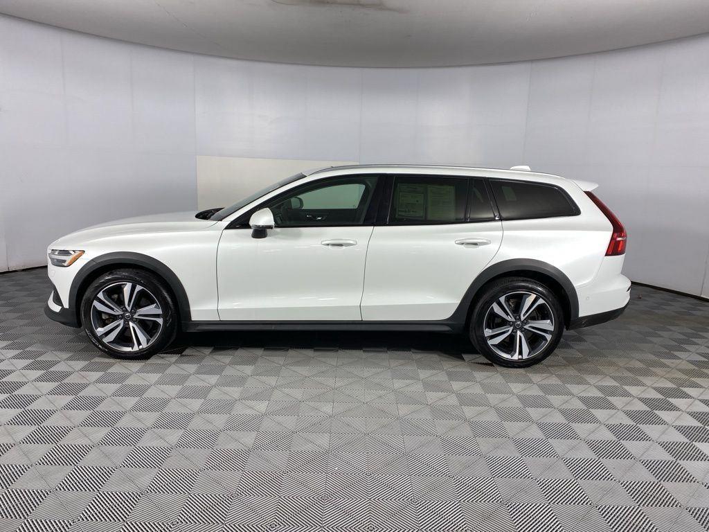 Certified Used 2023 Crystal White Metallic Volvo Plus image 20