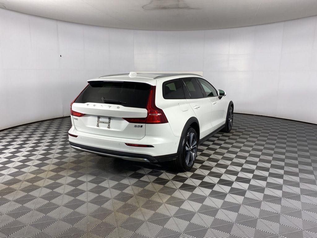 Certified Used 2023 Crystal White Metallic Volvo Plus image 31