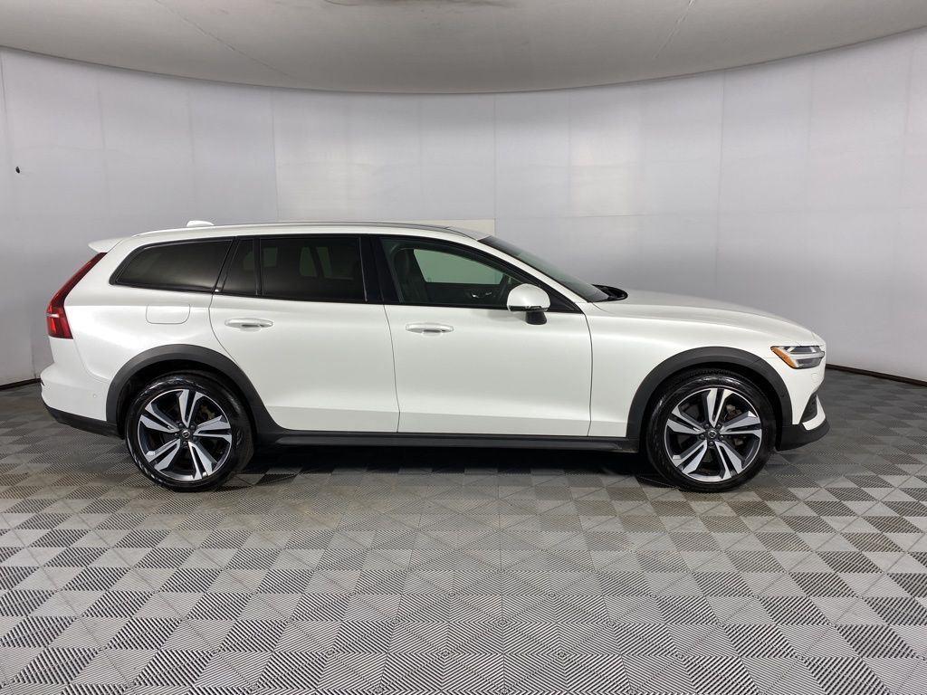 Certified Used 2023 Crystal White Metallic Volvo Plus image 32
