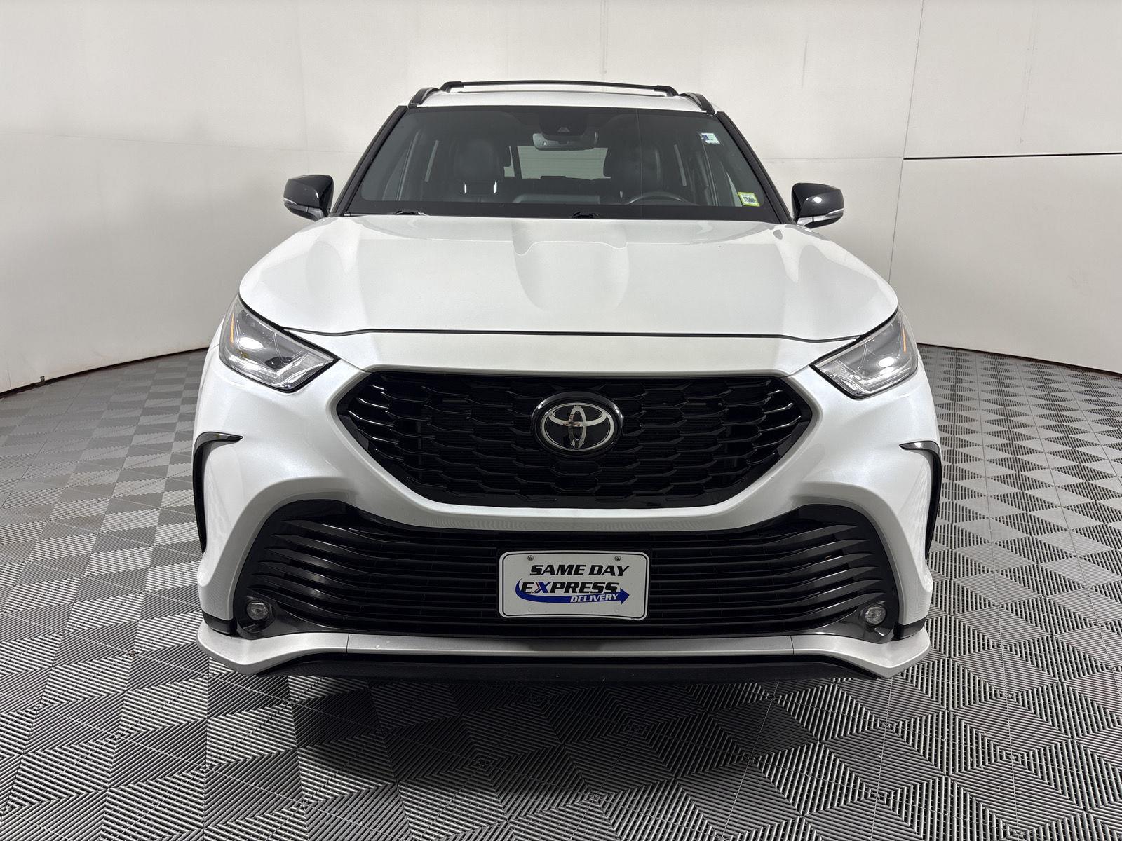 Used 2022 Wind Chill Pearl Toyota XSE image 2