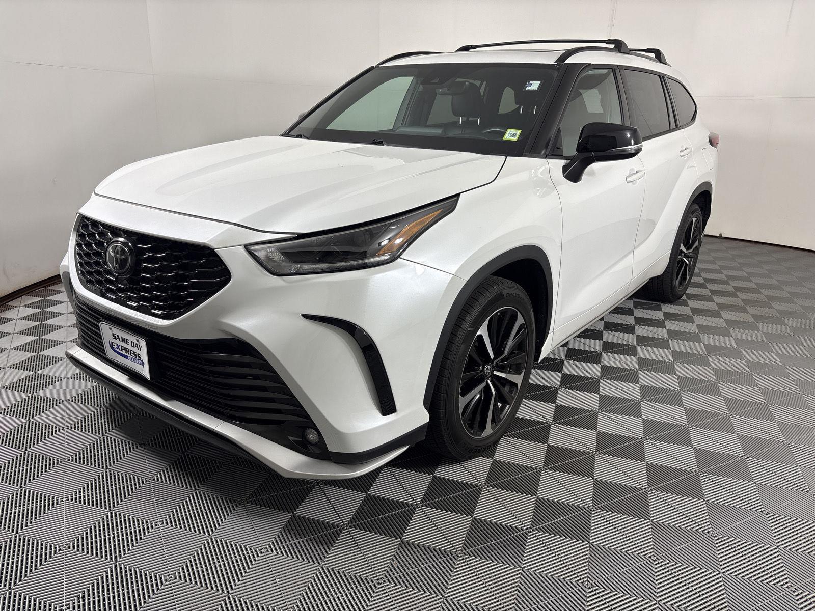Used 2022 Wind Chill Pearl Toyota XSE image 3