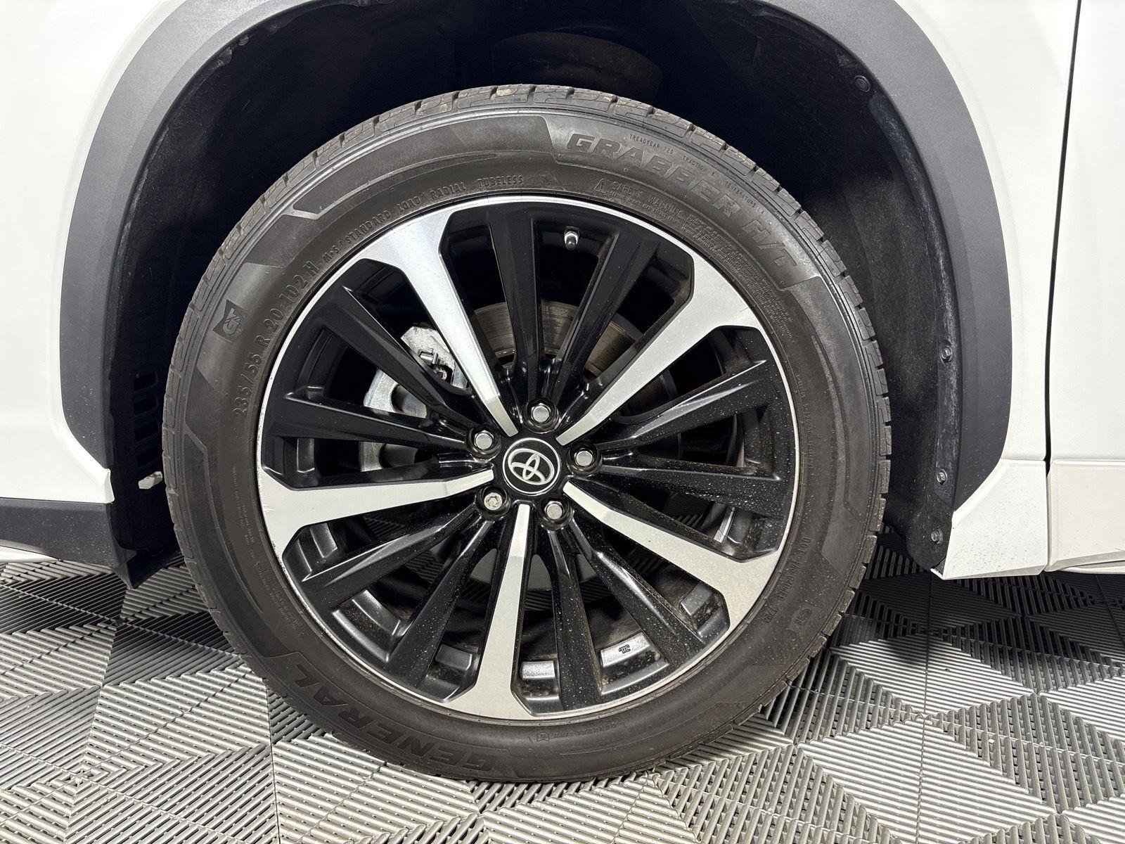 Used 2022 Wind Chill Pearl Toyota XSE image 4