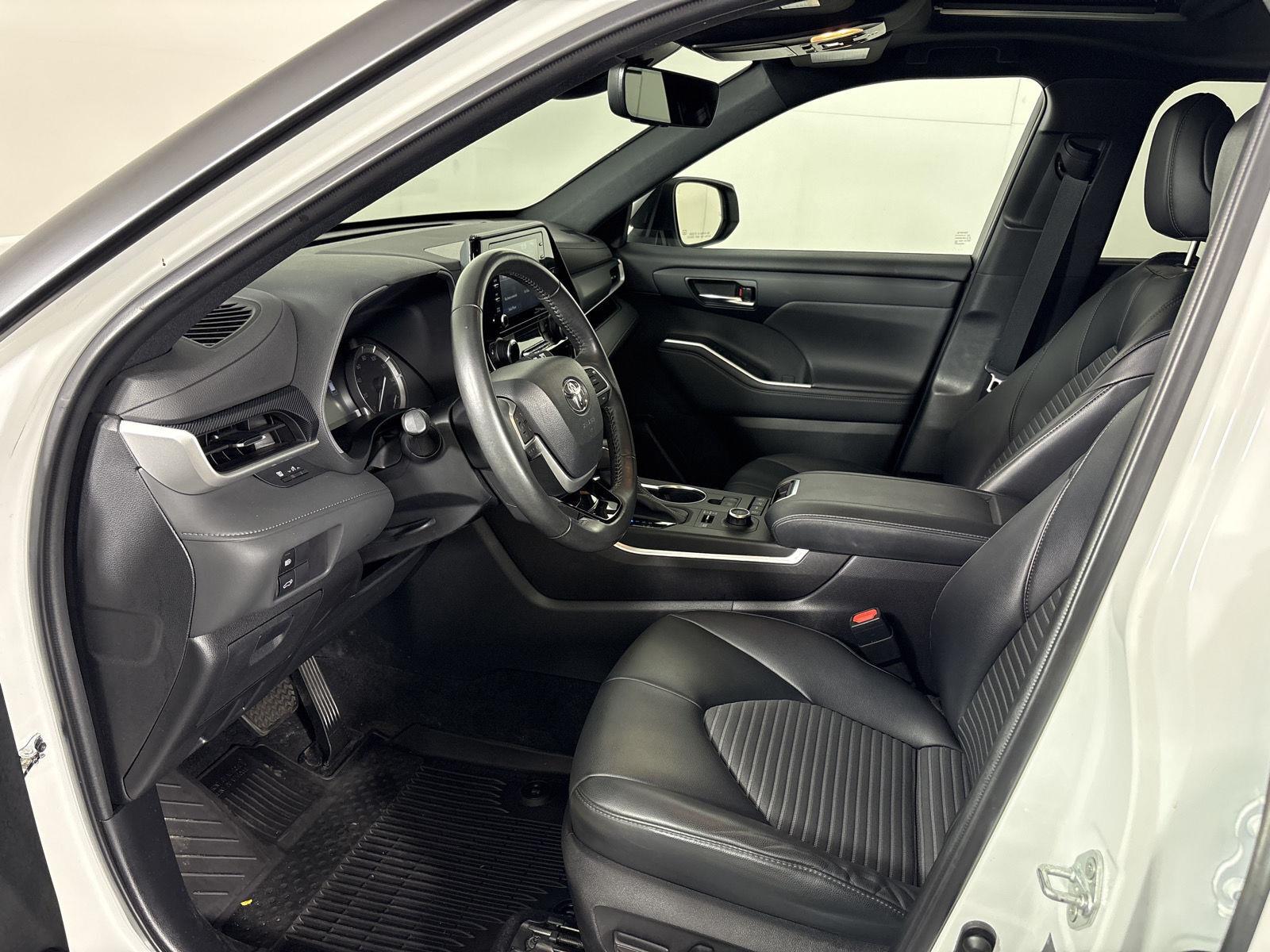 Used 2022 Wind Chill Pearl Toyota XSE image 5