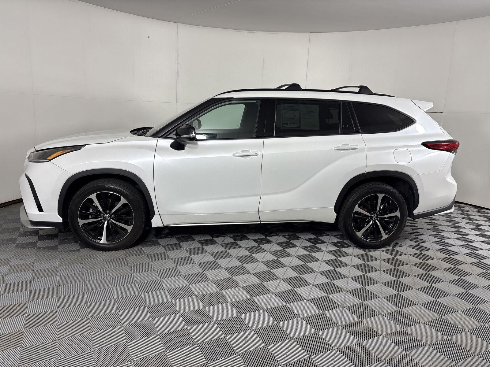 Used 2022 Wind Chill Pearl Toyota XSE image 12