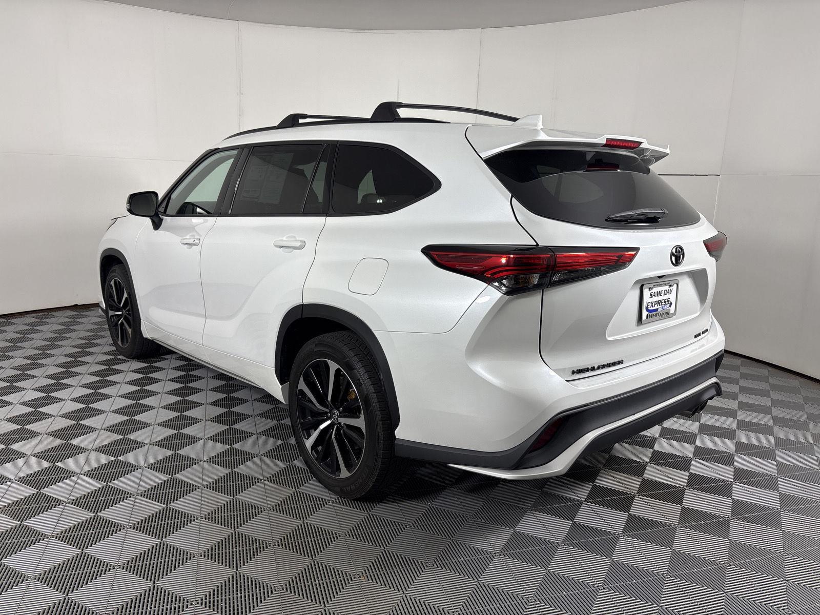 Used 2022 Wind Chill Pearl Toyota XSE image 17