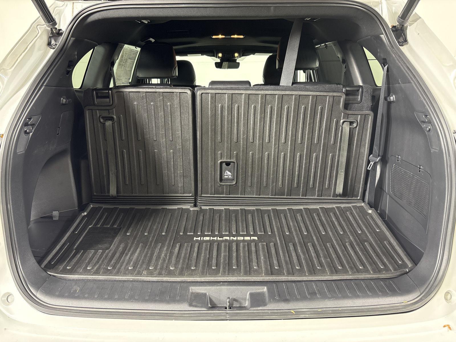 Used 2022 Wind Chill Pearl Toyota XSE image 19