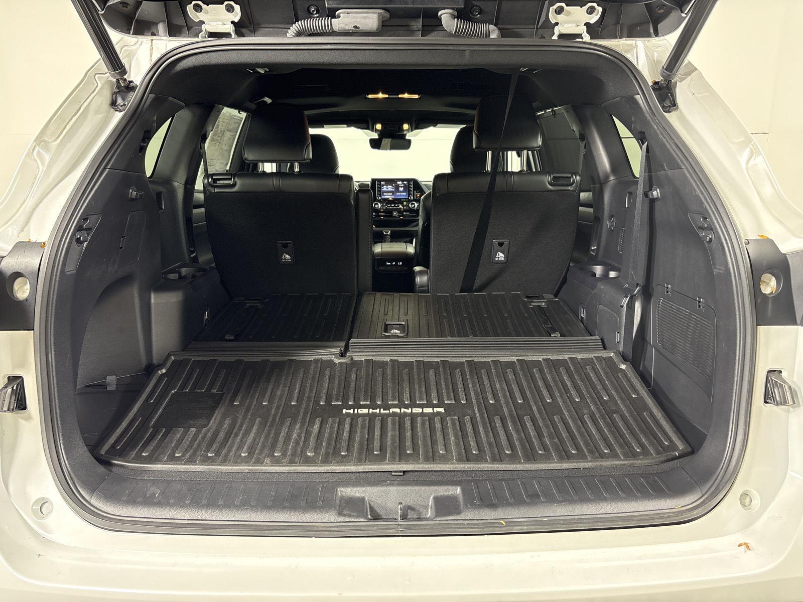 Used 2022 Wind Chill Pearl Toyota XSE image 20