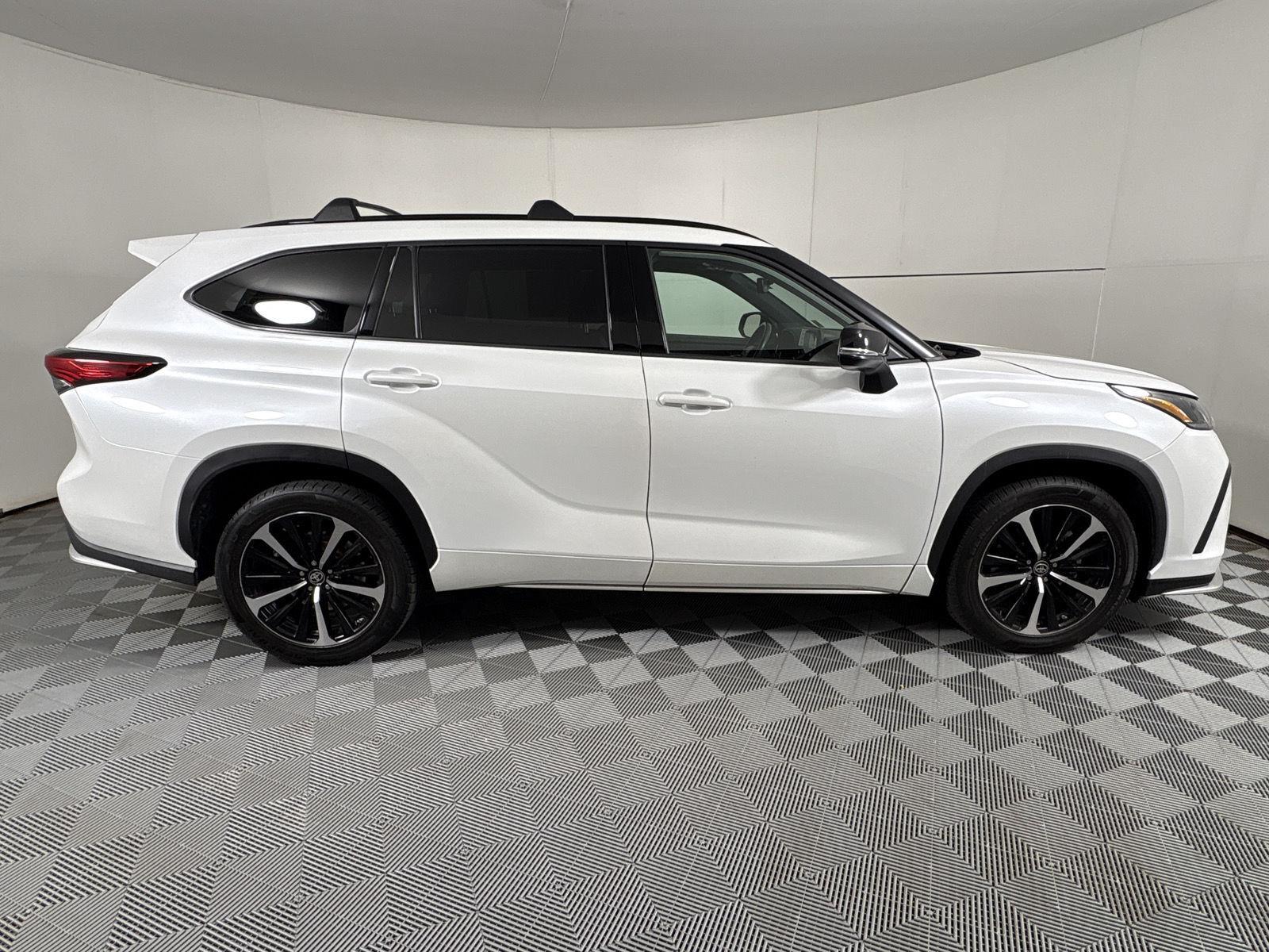 Used 2022 Wind Chill Pearl Toyota XSE image 22