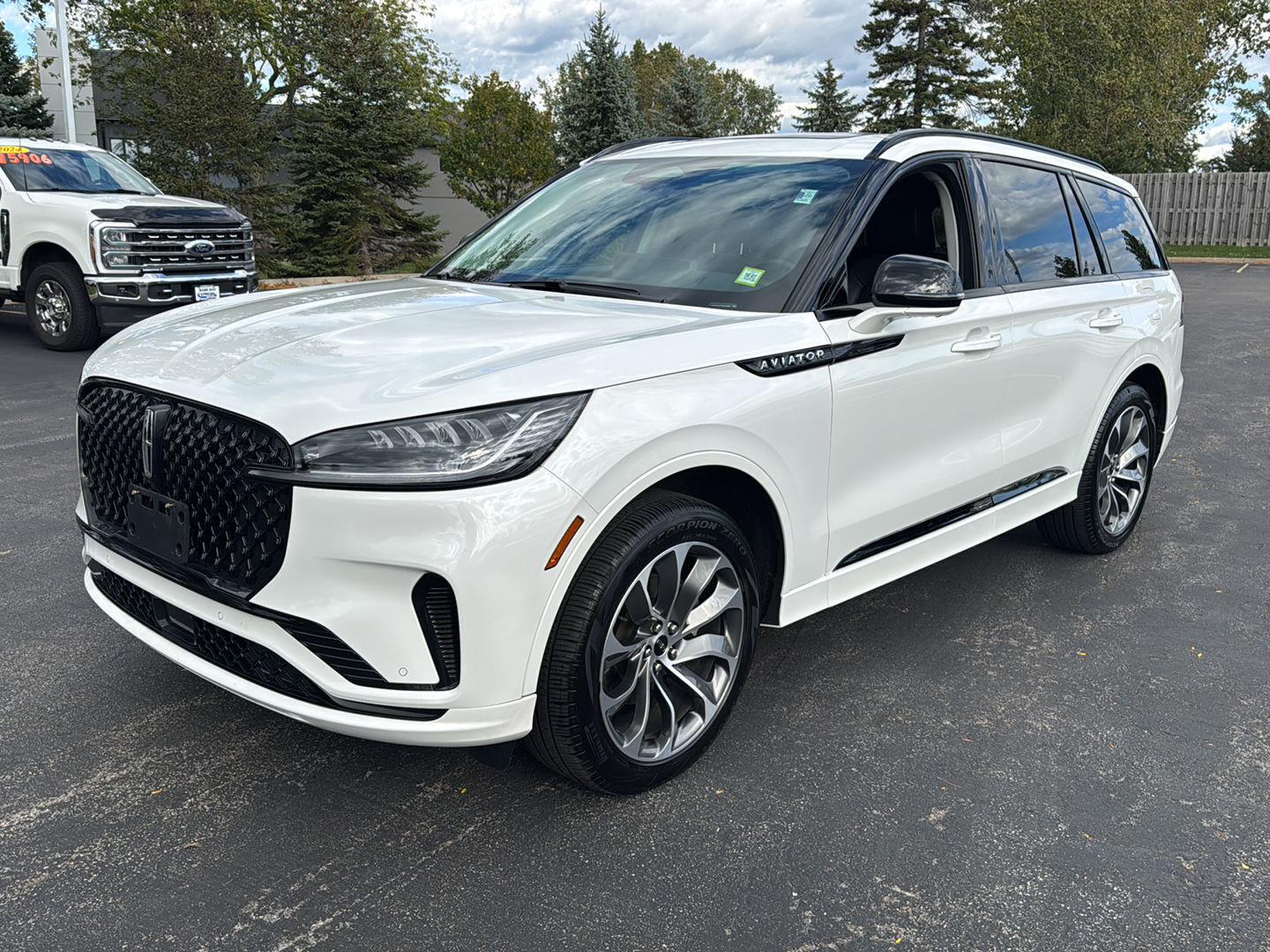 New 2026 Pristine White Metallic Tri-Coat Lincoln Premiere image 2