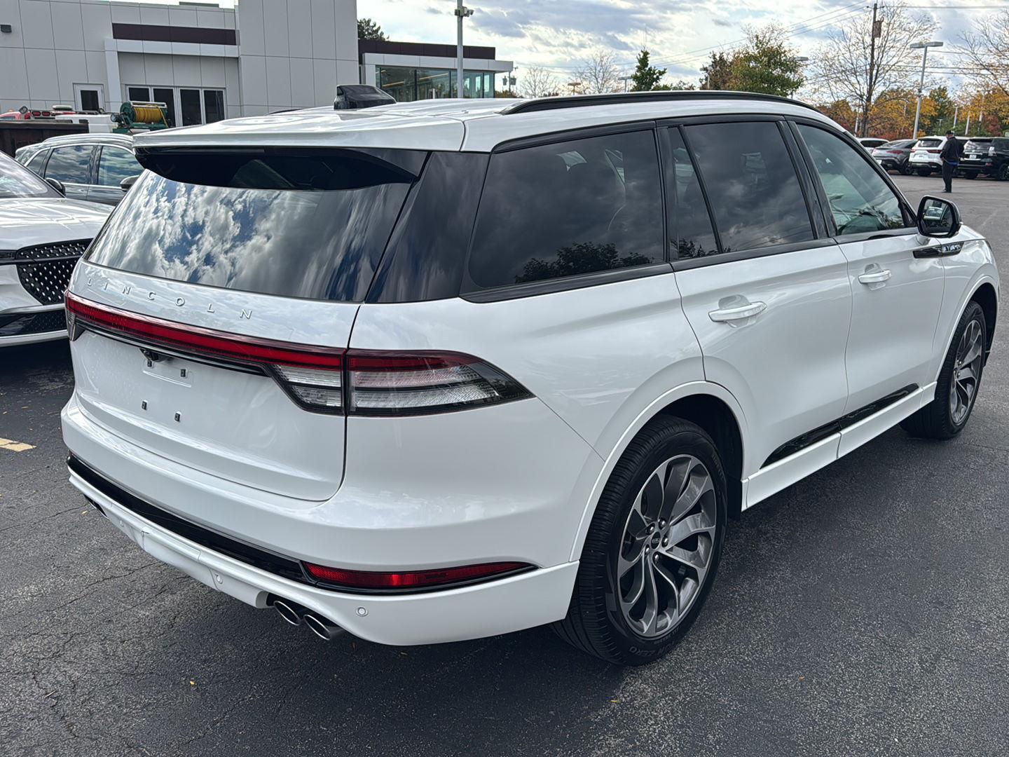New 2026 Pristine White Metallic Tri-Coat Lincoln Premiere image 4