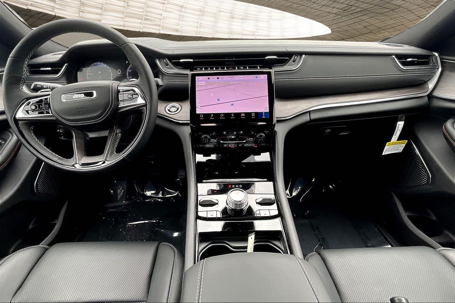 2025 Jeep Grand Cherokee Overland photo 4