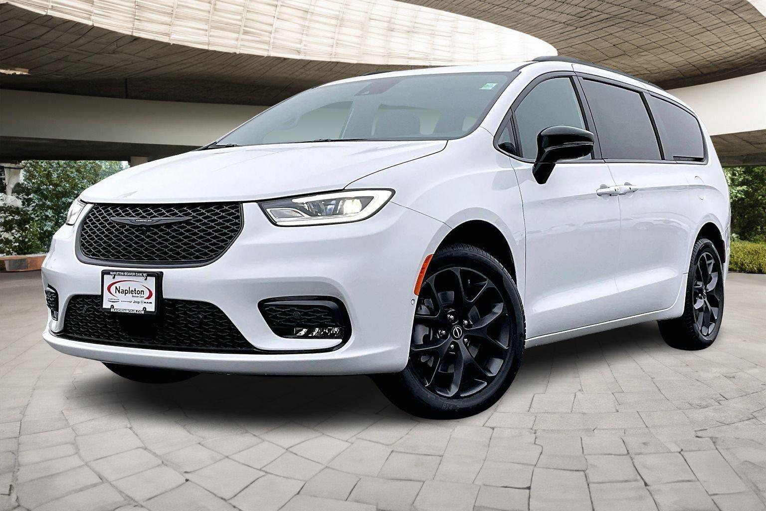 2026 Chrysler Pacifica Select's photo