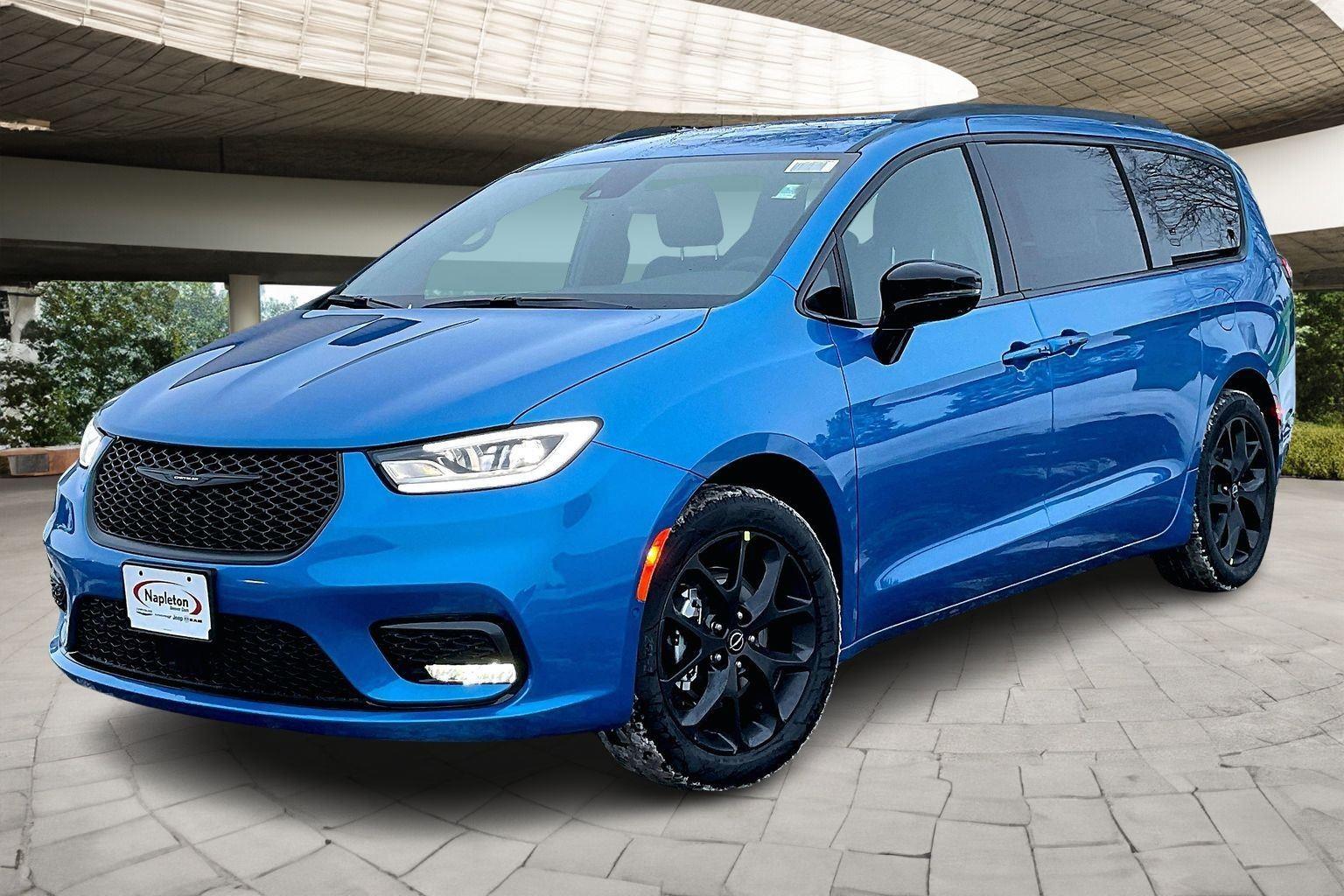 2026 Chrysler Pacifica Select's photo