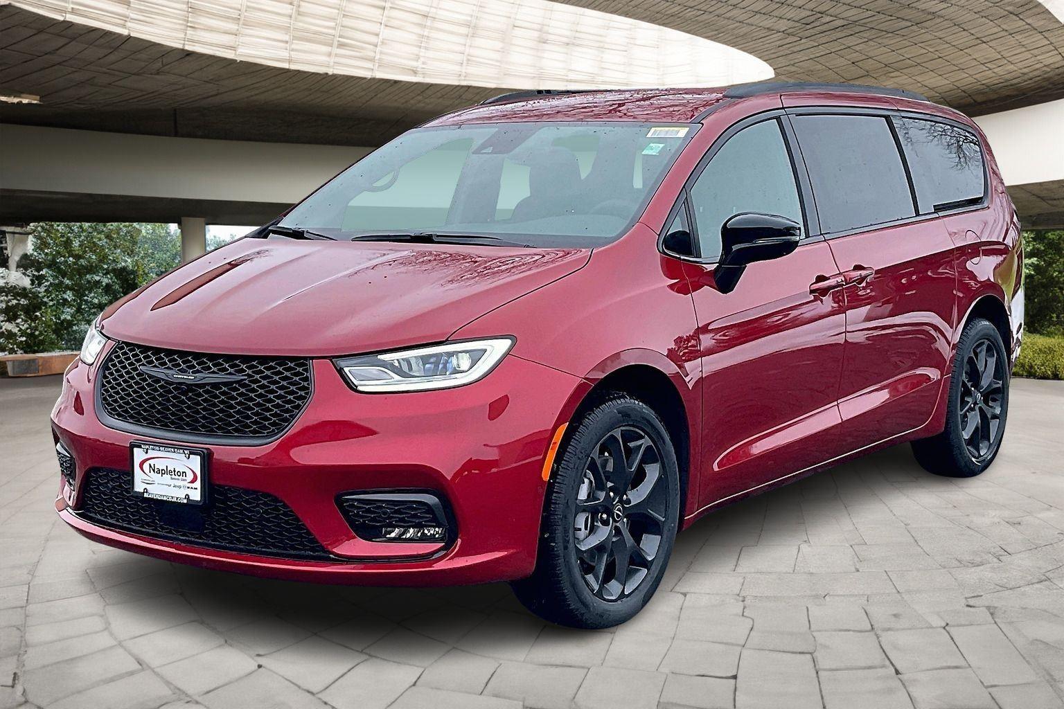 2026 Chrysler Pacifica Select's photo