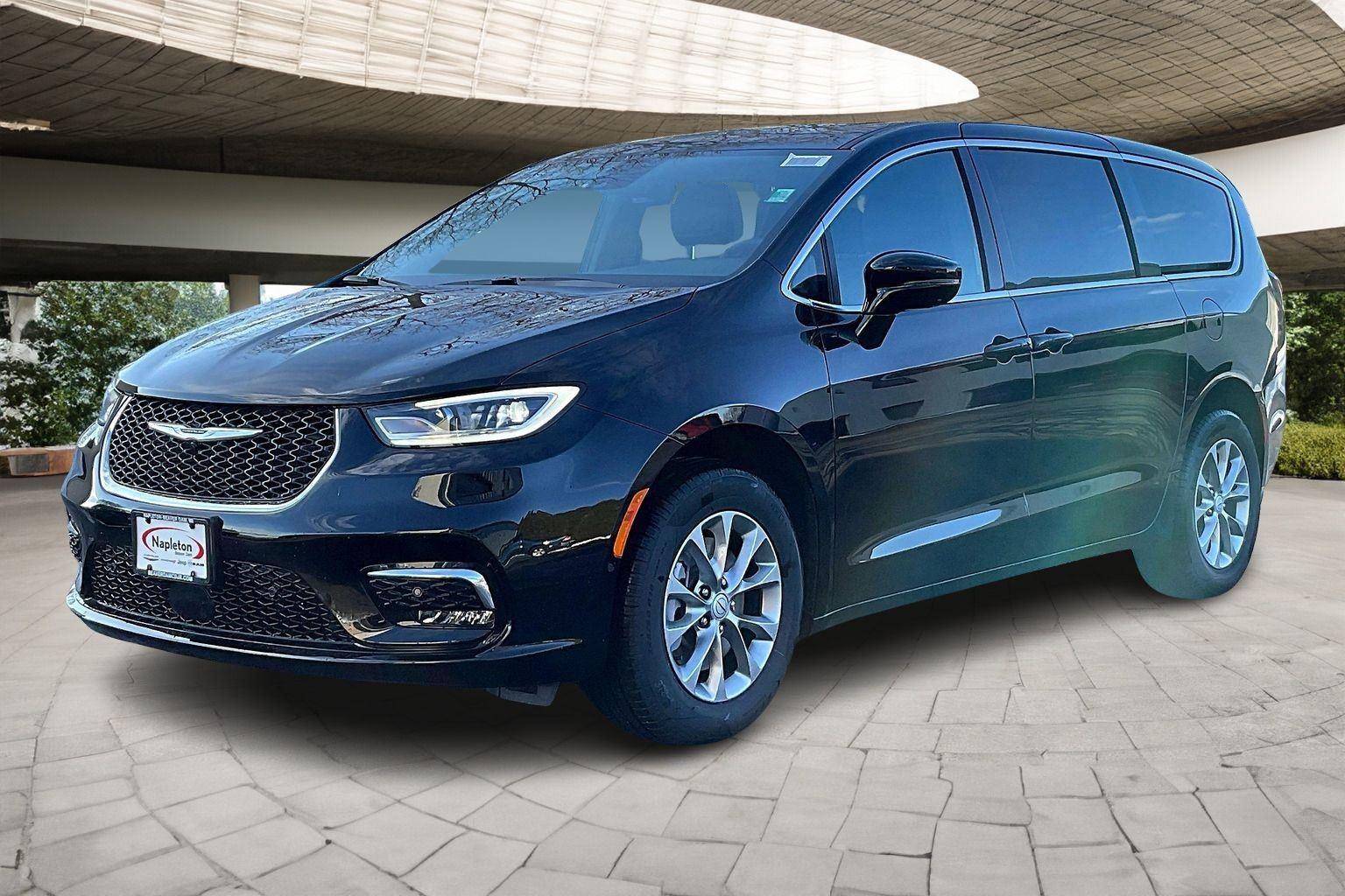 2026 Chrysler Pacifica Select's photo