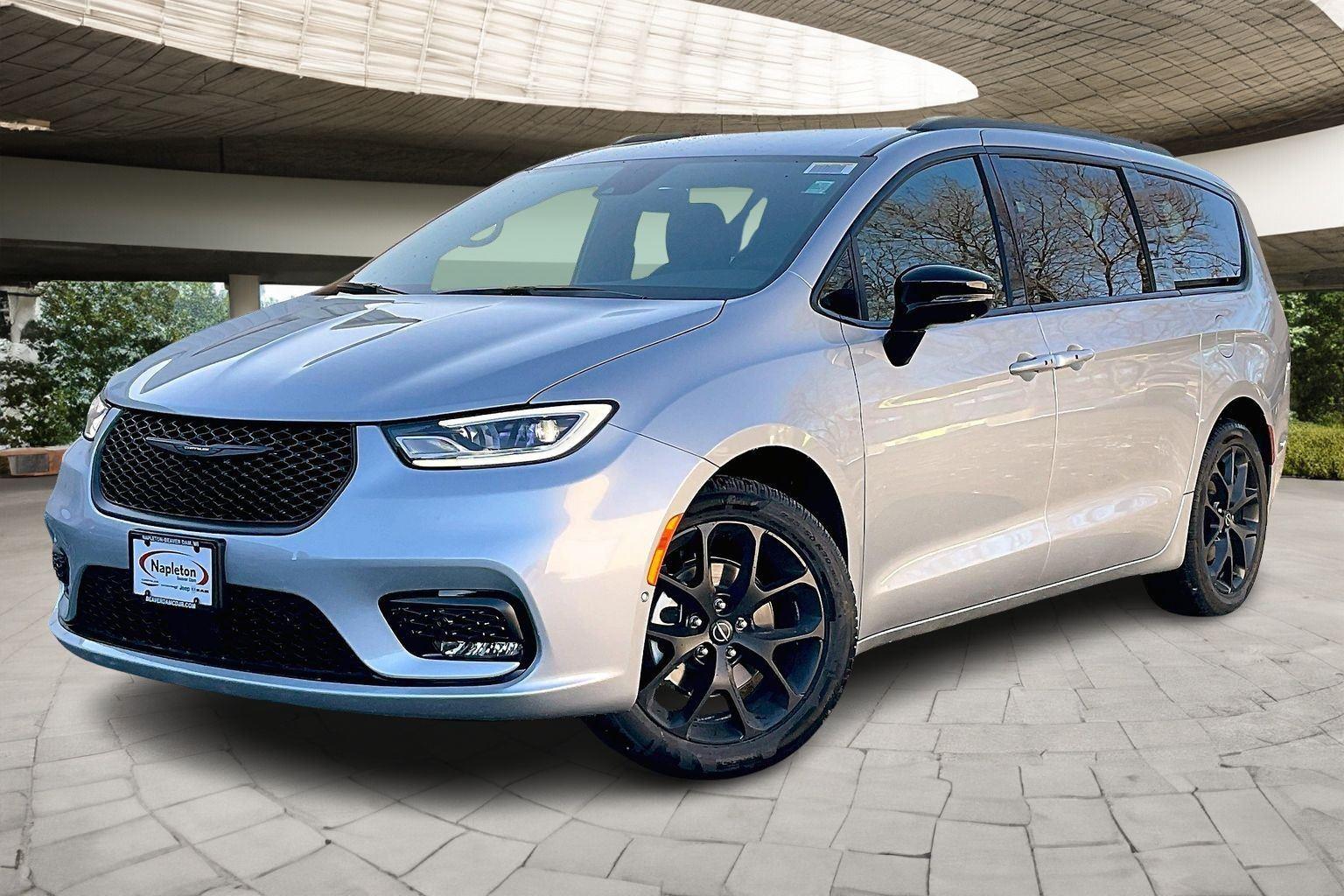 2026 Chrysler Pacifica Select's photo