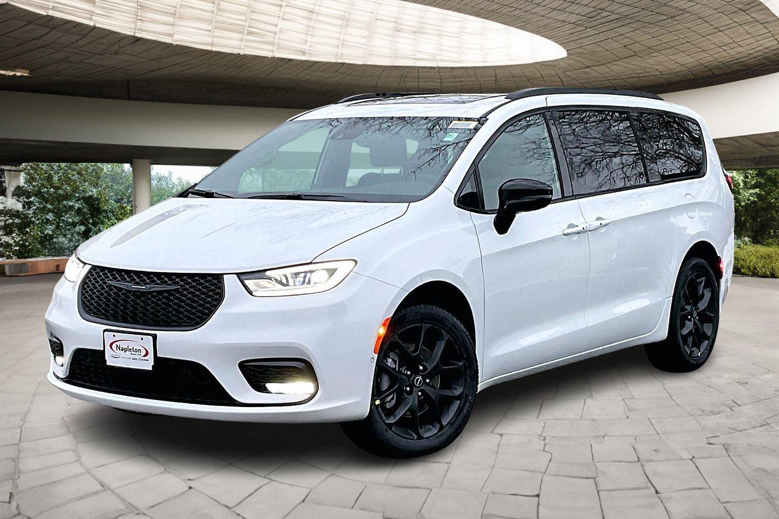 2026 Chrysler Pacifica Limited's photo