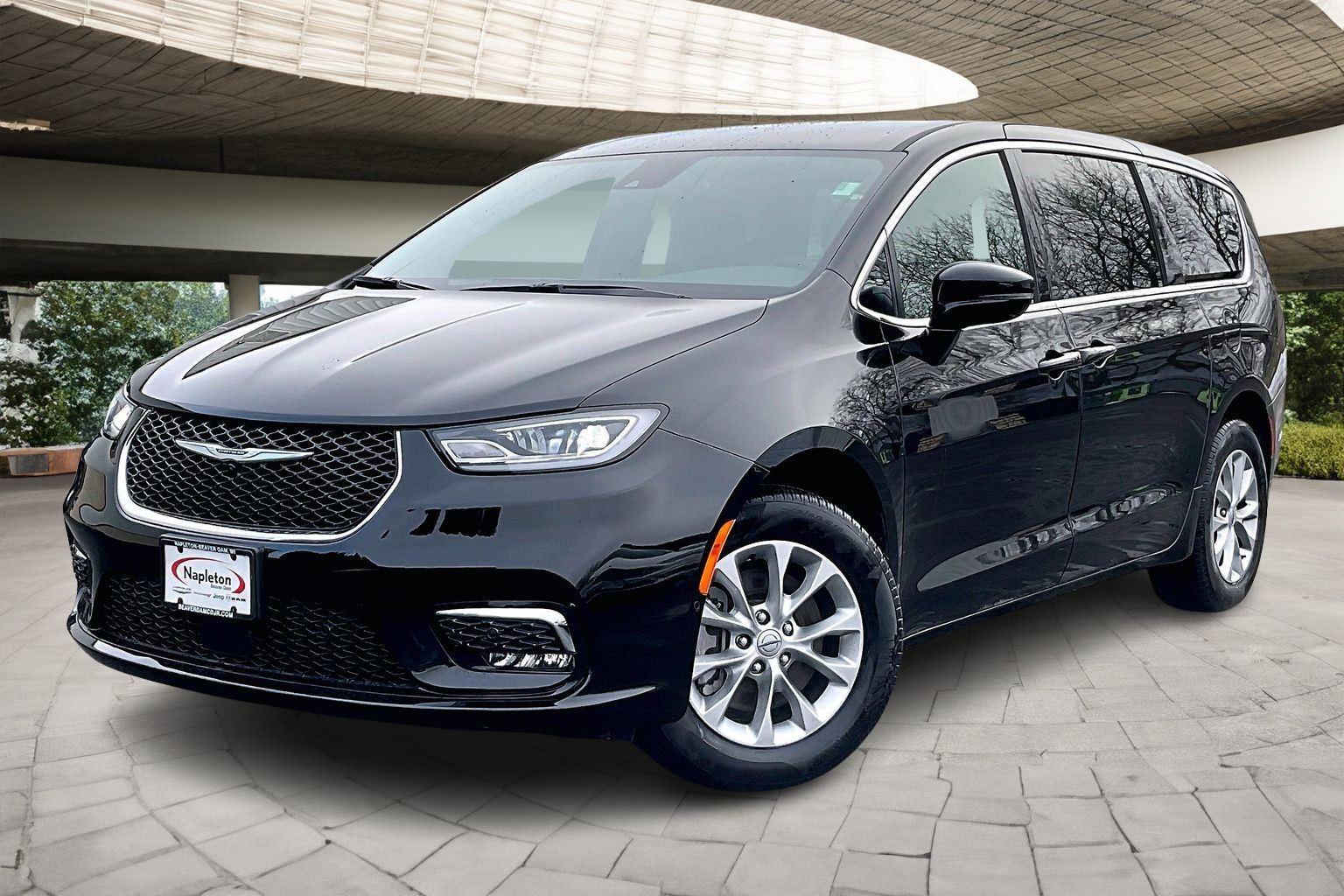 2025 Chrysler Pacifica Select's photo