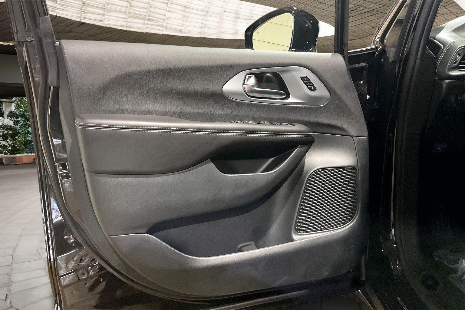 2026 Chrysler Pacifica Limited - Photo 9
