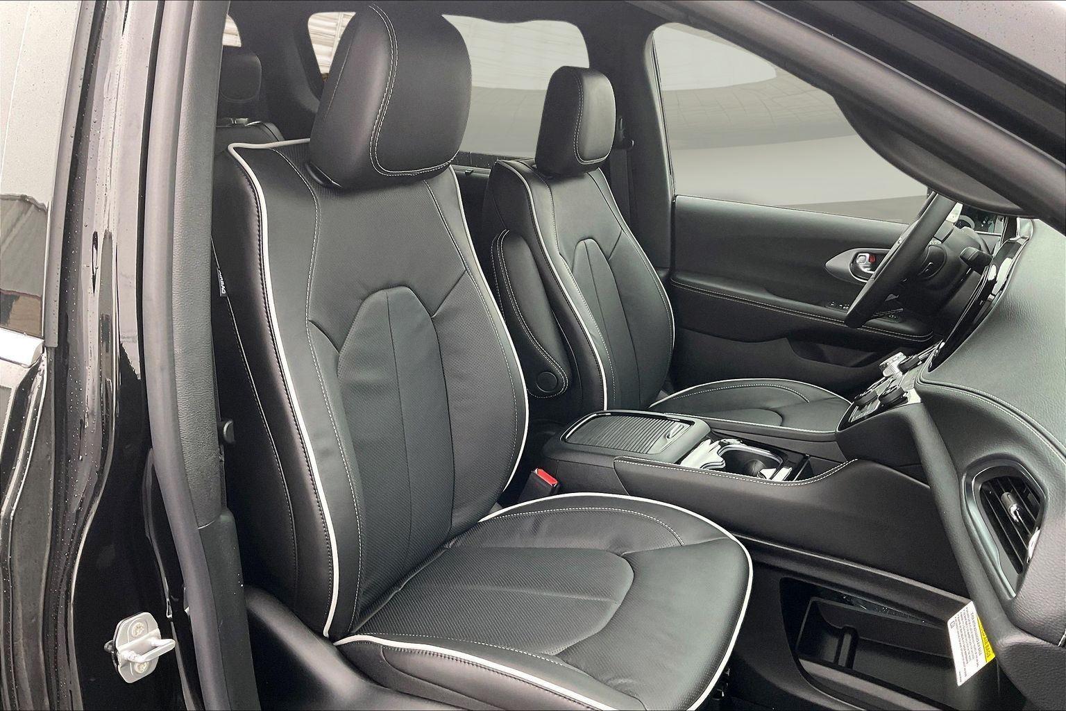 2026 Chrysler Pacifica Limited - Photo 12