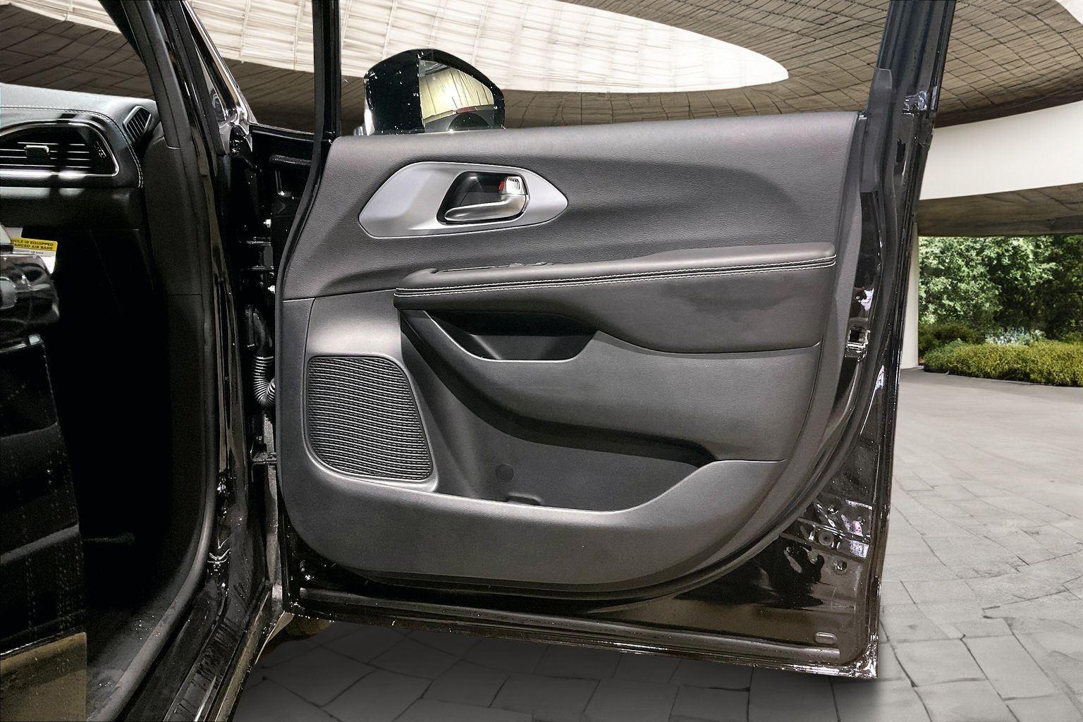 2026 Chrysler Pacifica Limited - Photo 13