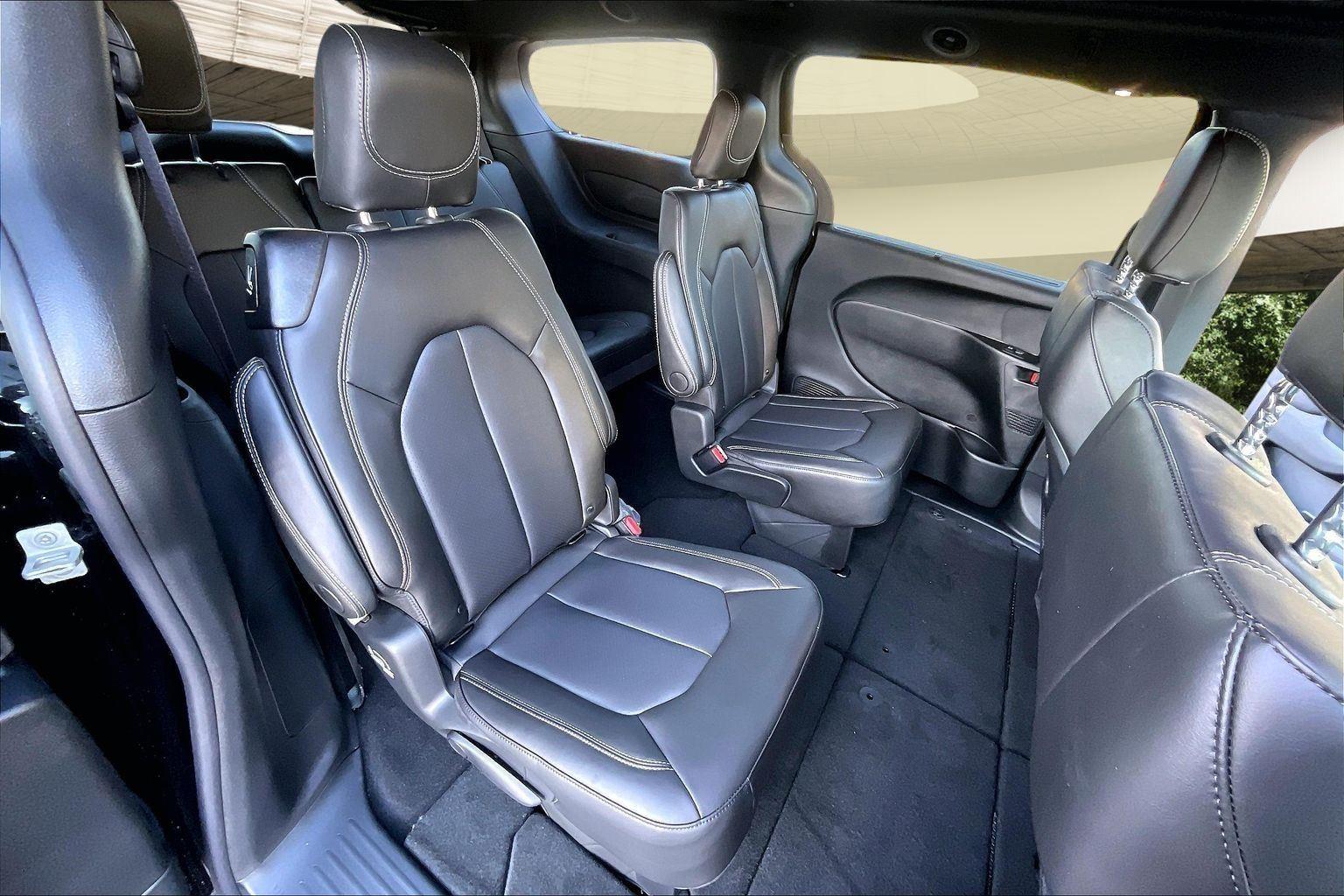 2026 Chrysler Pacifica Select - Photo 9
