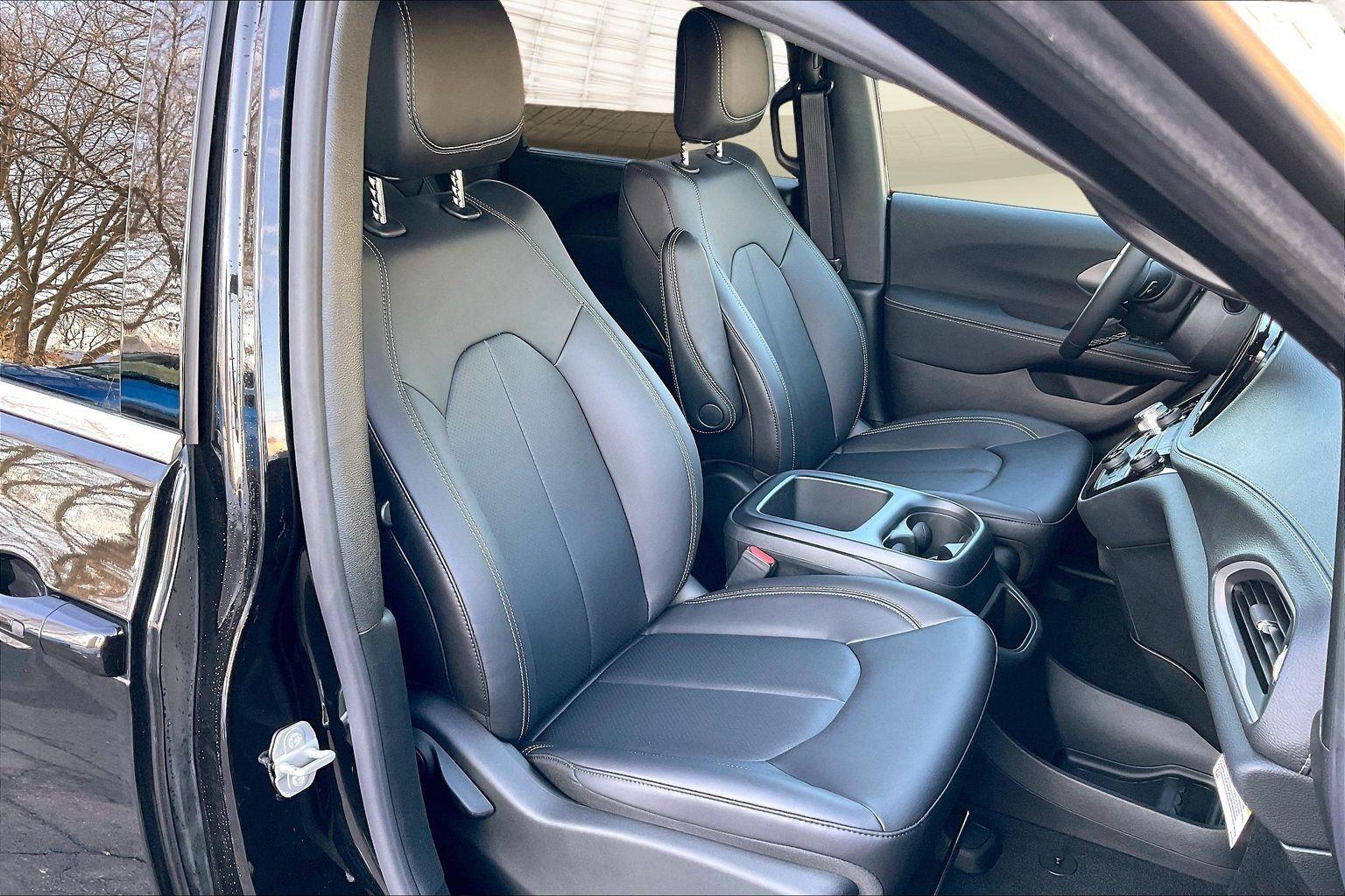 2026 Chrysler Pacifica Select - Photo 10