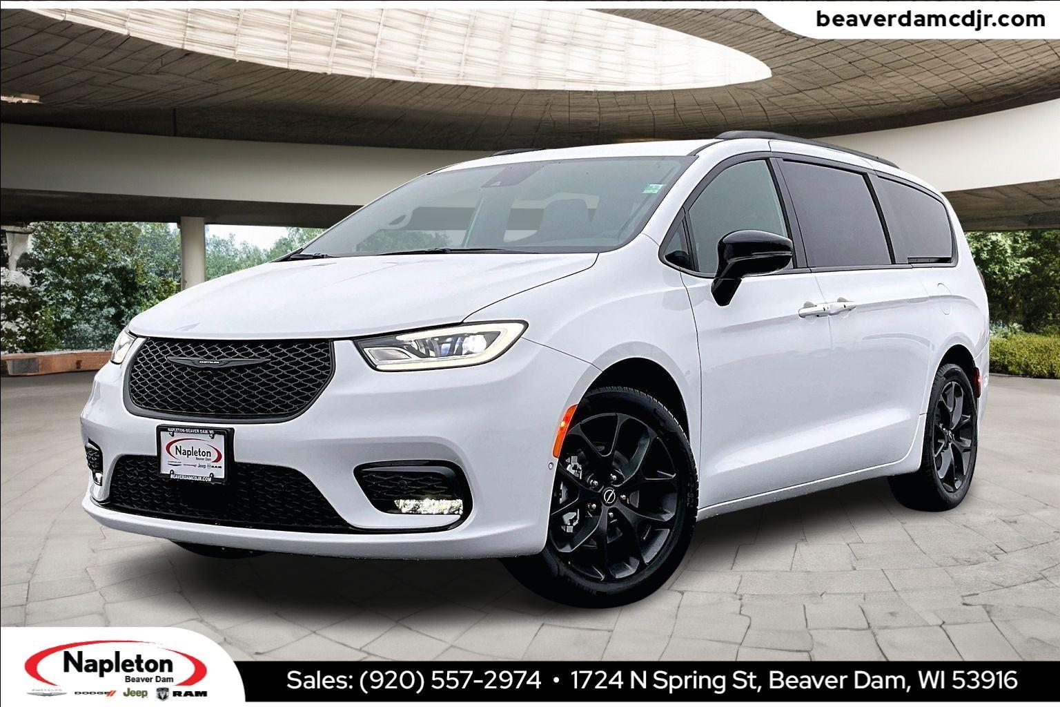 2026 Chrysler Pacifica Select's photo