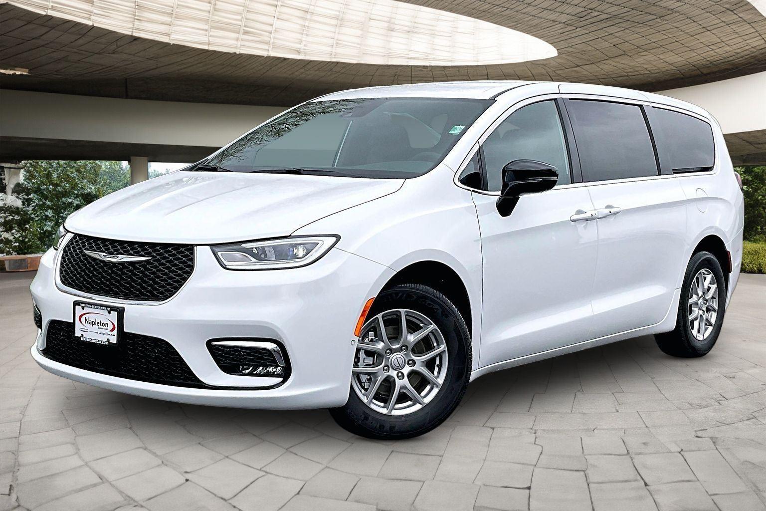 2026 Chrysler Pacifica Select's photo