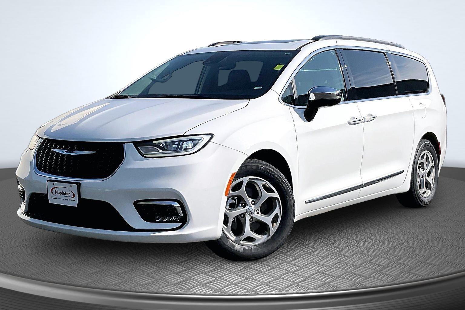 2023 Chrysler Pacifica Limited's photo