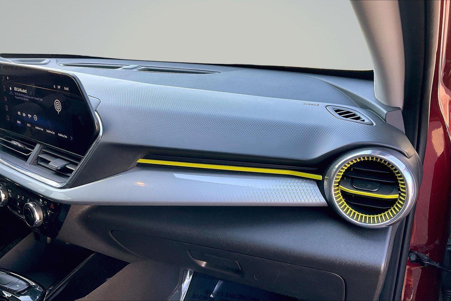 2025 Chevrolet Trax LT - Photo 17