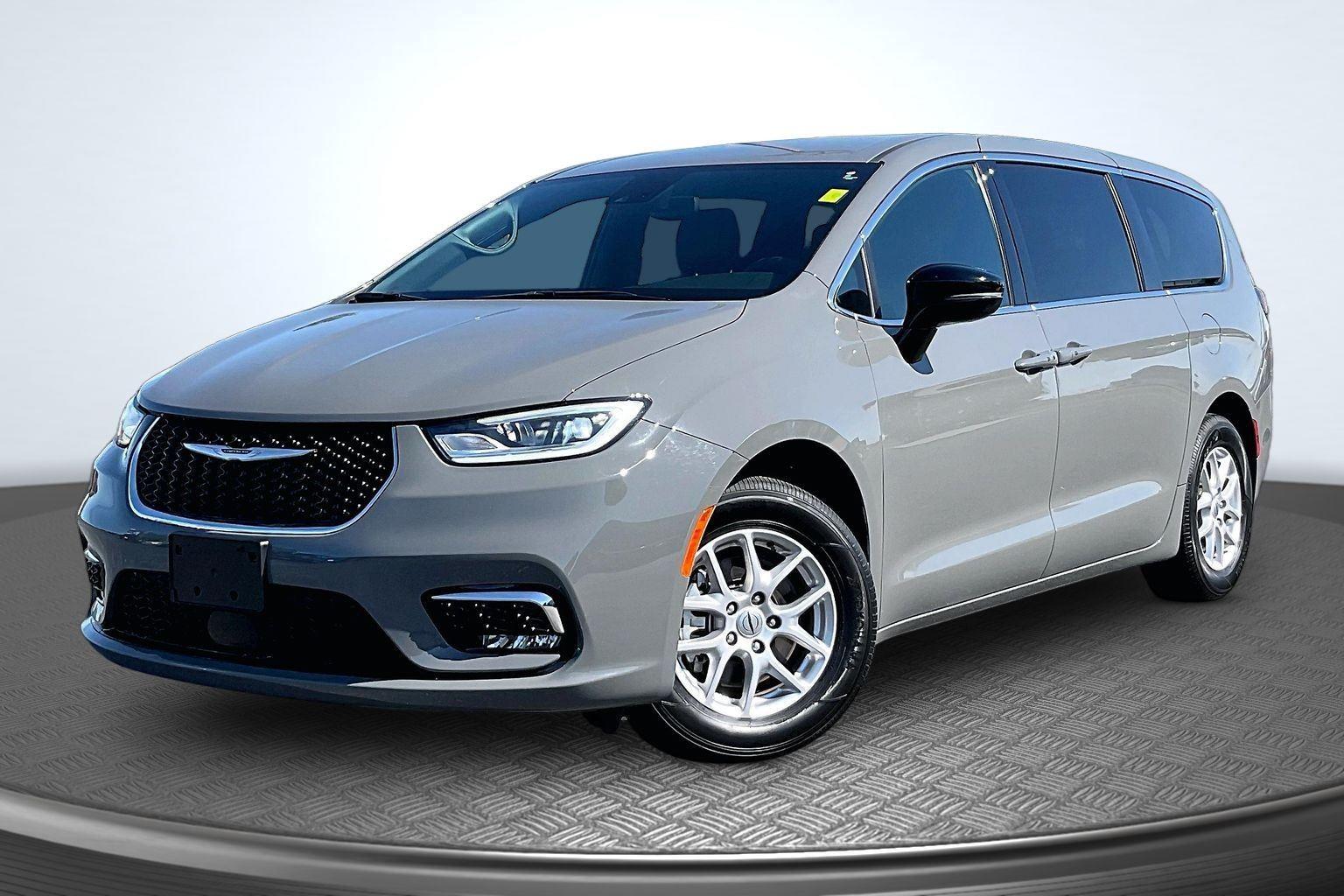 2025 Chrysler Pacifica Select's photo