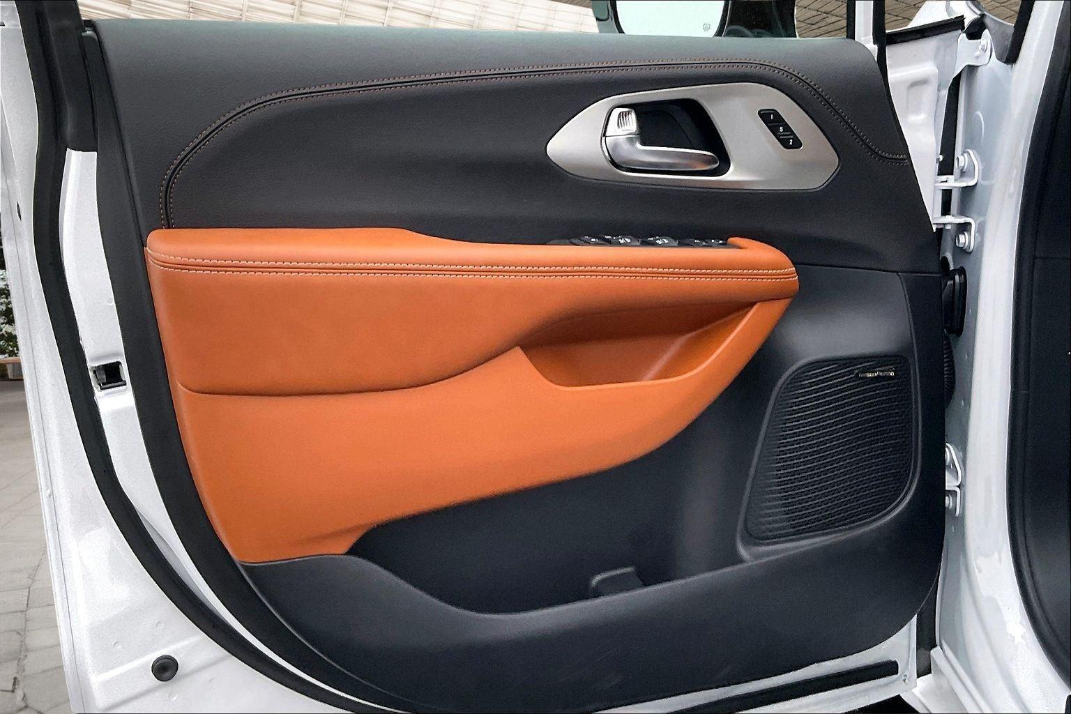 2026 Chrysler Pacifica Pinnacle - Photo 9