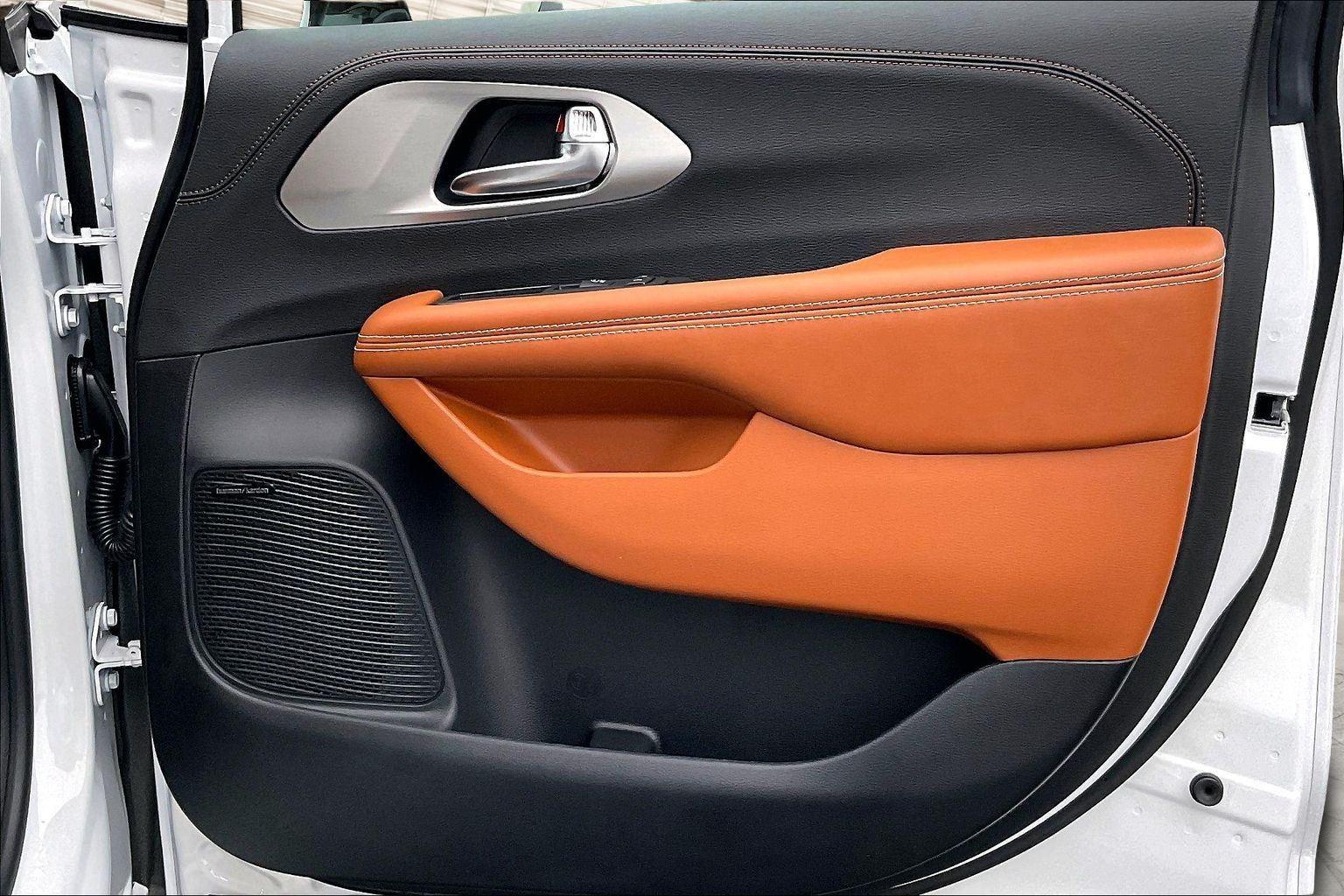 2026 Chrysler Pacifica Pinnacle - Photo 13
