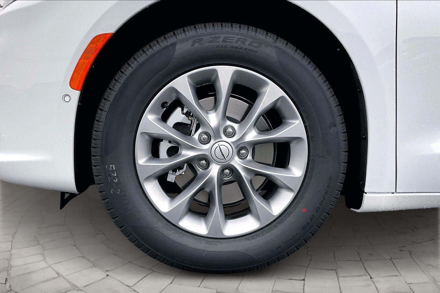 2026 Chrysler Pacifica Limited - Photo 12