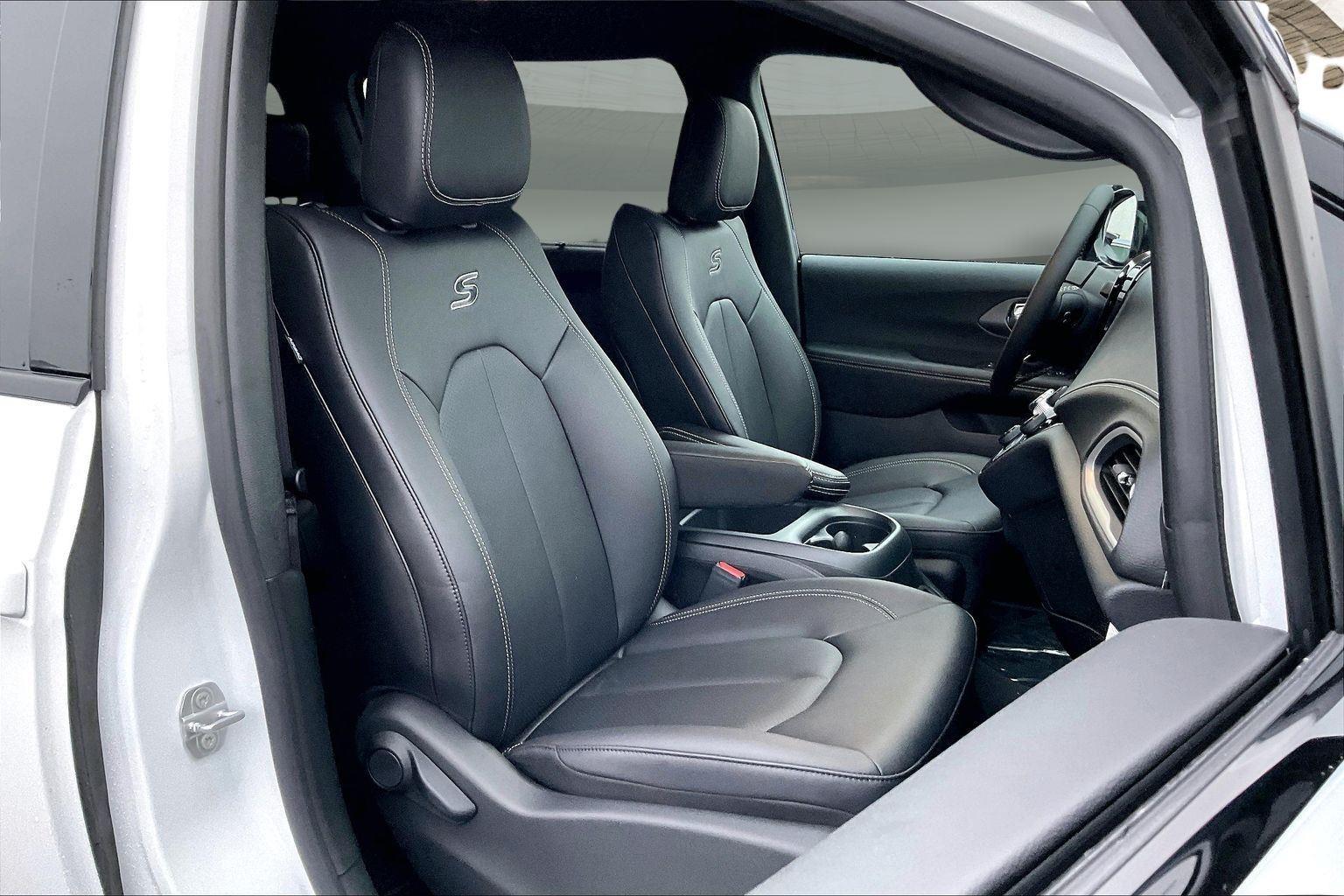 2026 Chrysler Pacifica Select - Photo 10