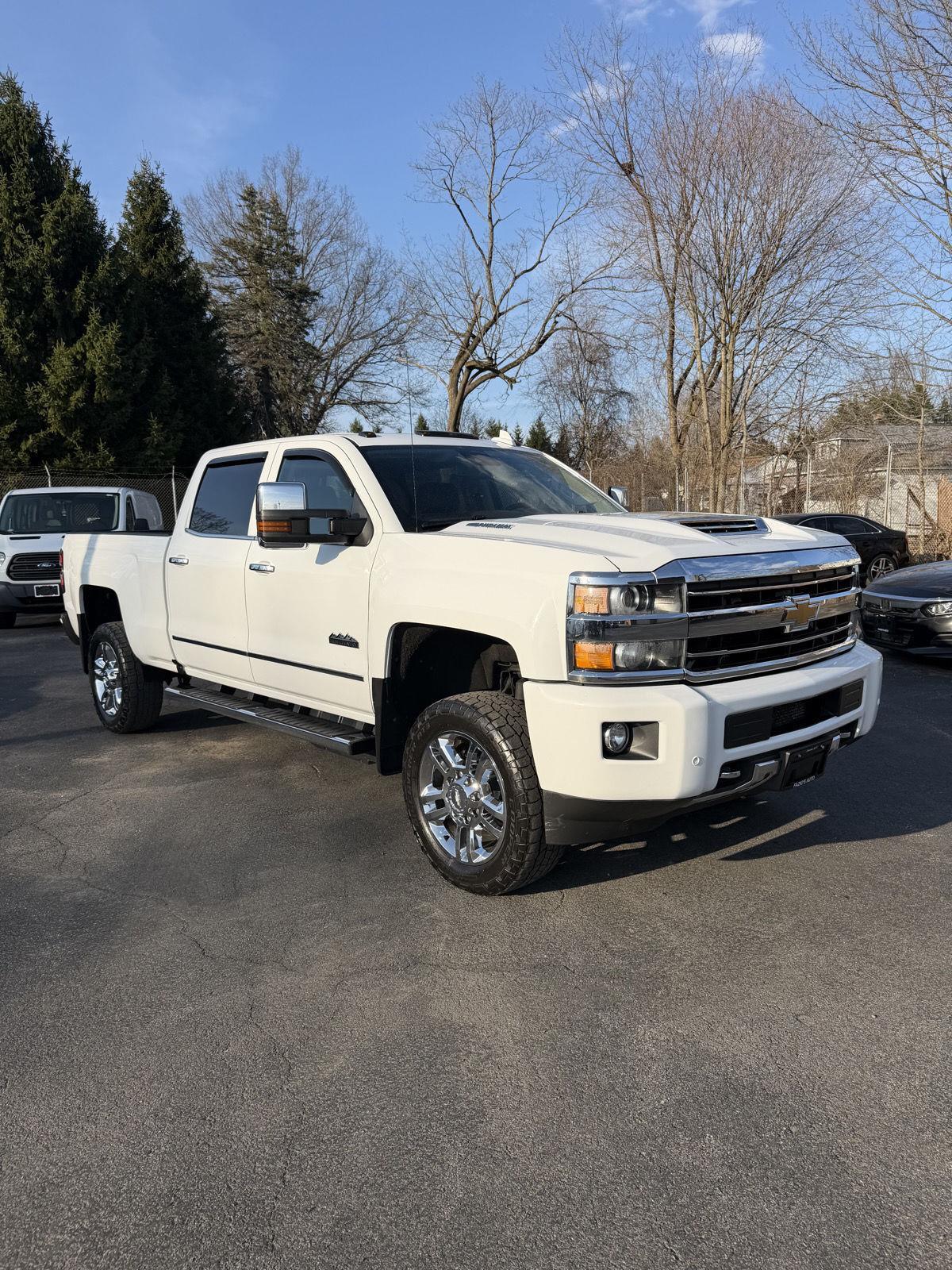 Summit White 2019 Chevrolet Silverado 2500HD High Country Crew Cab 4WD Pickup Truck Four-Wheel Drive 6-Speed Automatic