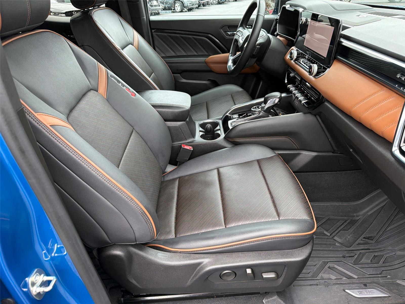 Used 2024 Dynamic Blue Metallic GMC 4WD AT4 image 31