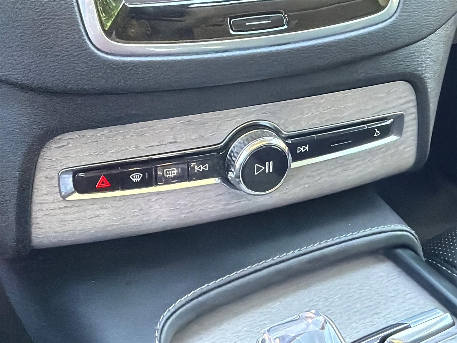 Used 2024 Vapour Grey Metallic Volvo Ultimate Bright Theme image 12