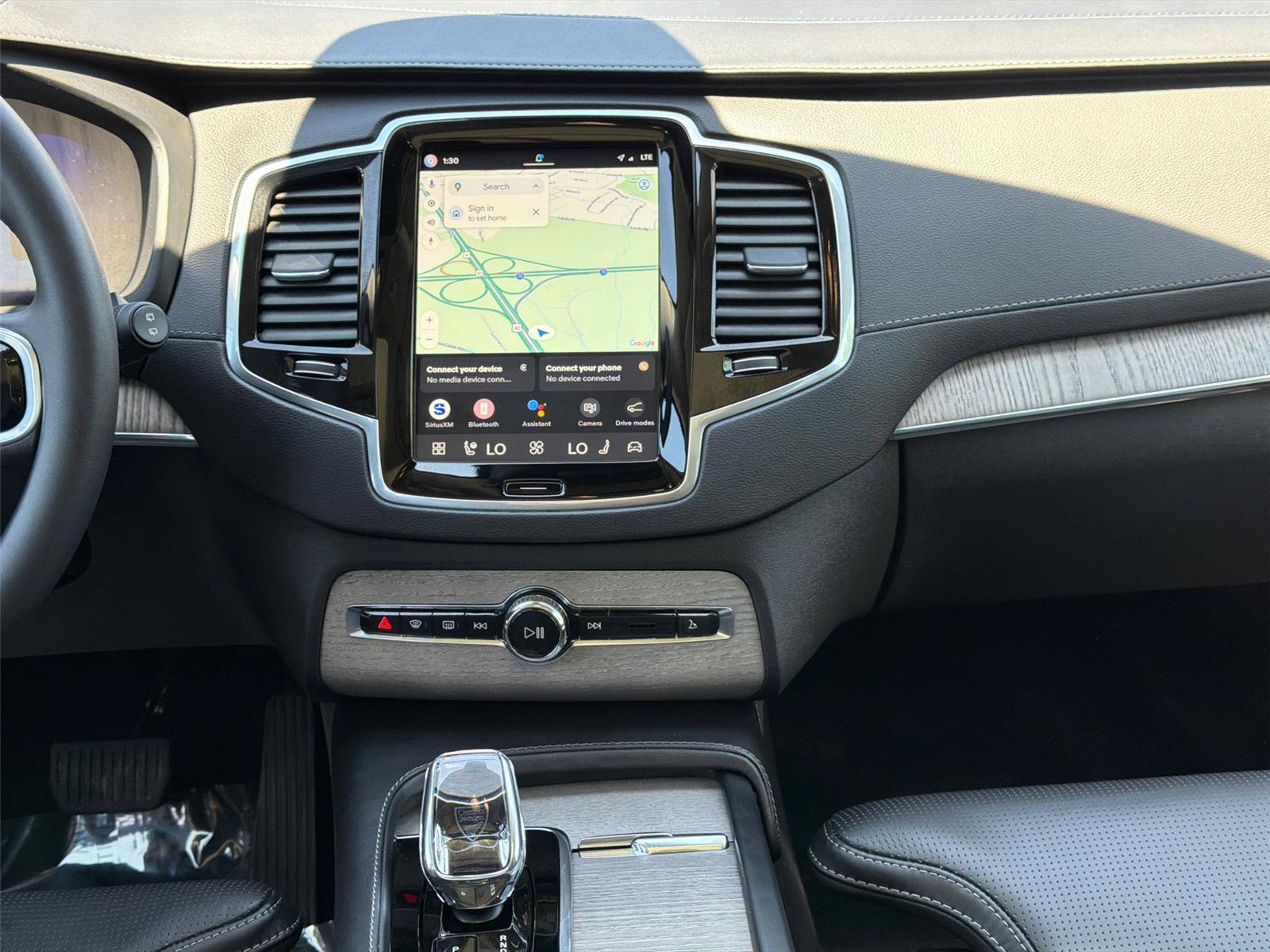 Used 2024 Vapour Grey Metallic Volvo Ultimate Bright Theme image 18