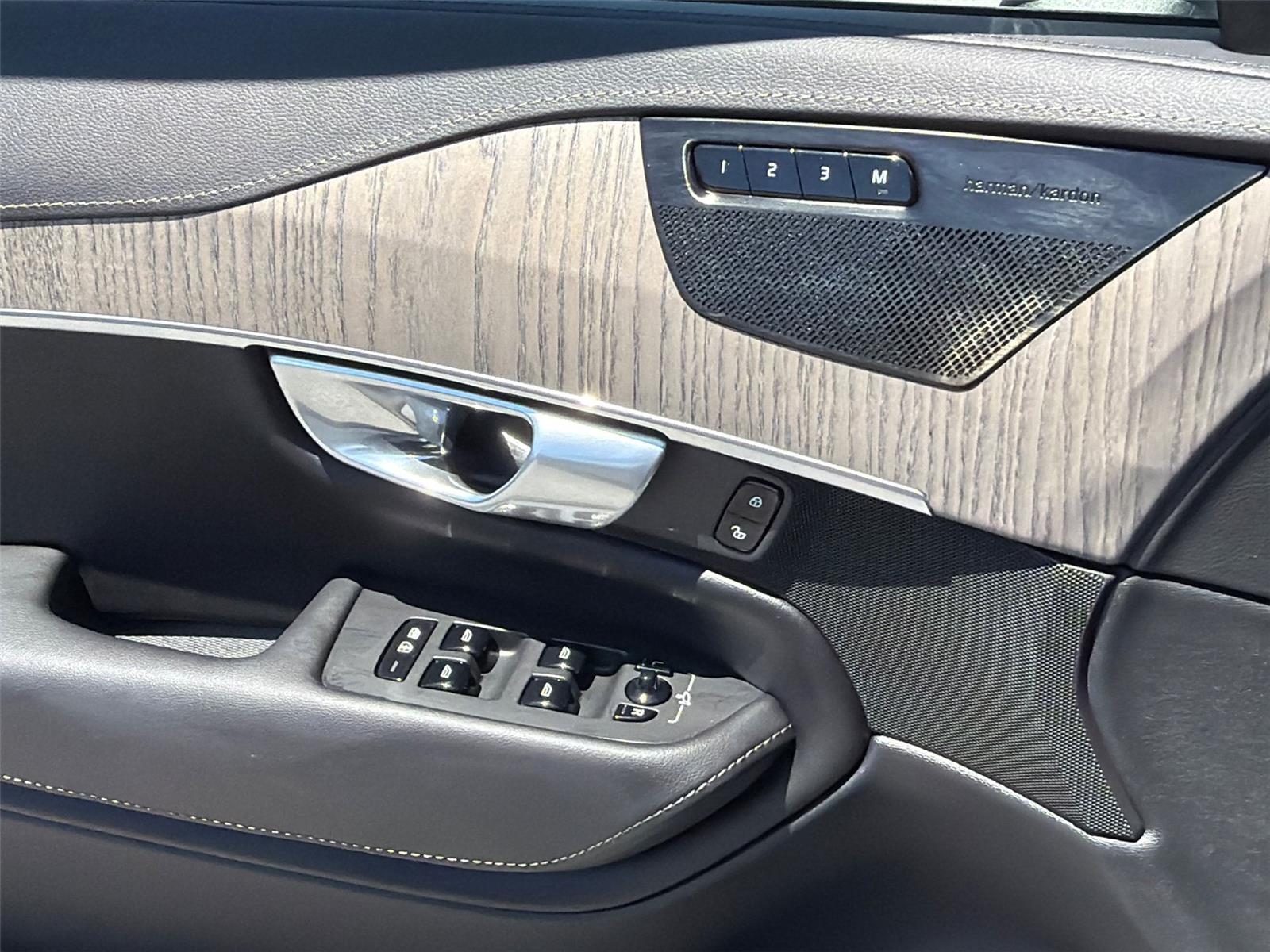 Used 2024 Vapour Grey Metallic Volvo Ultimate Bright Theme image 24