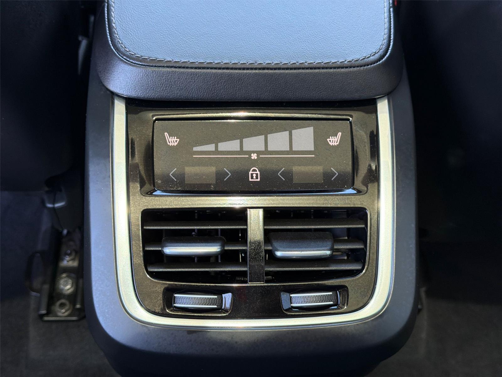 Used 2024 Vapour Grey Metallic Volvo Ultimate Bright Theme image 40