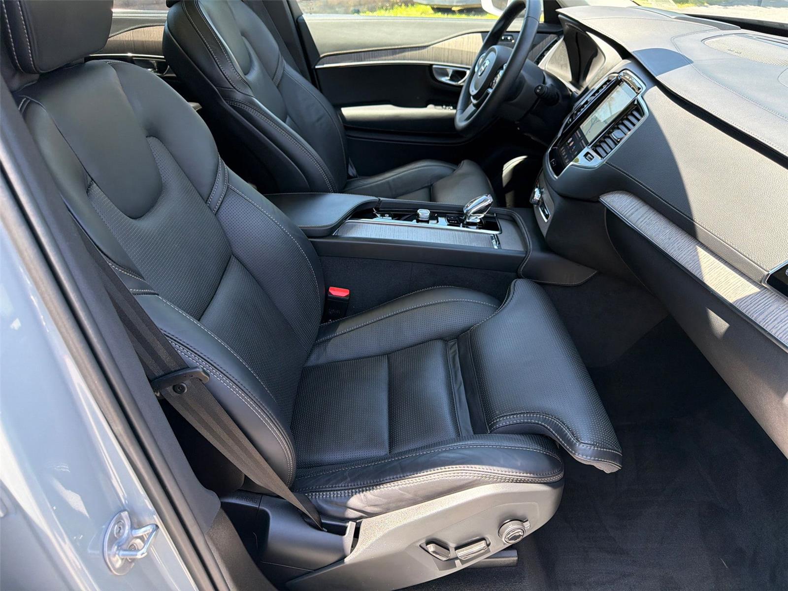 Used 2024 Vapour Grey Metallic Volvo Ultimate Bright Theme image 35