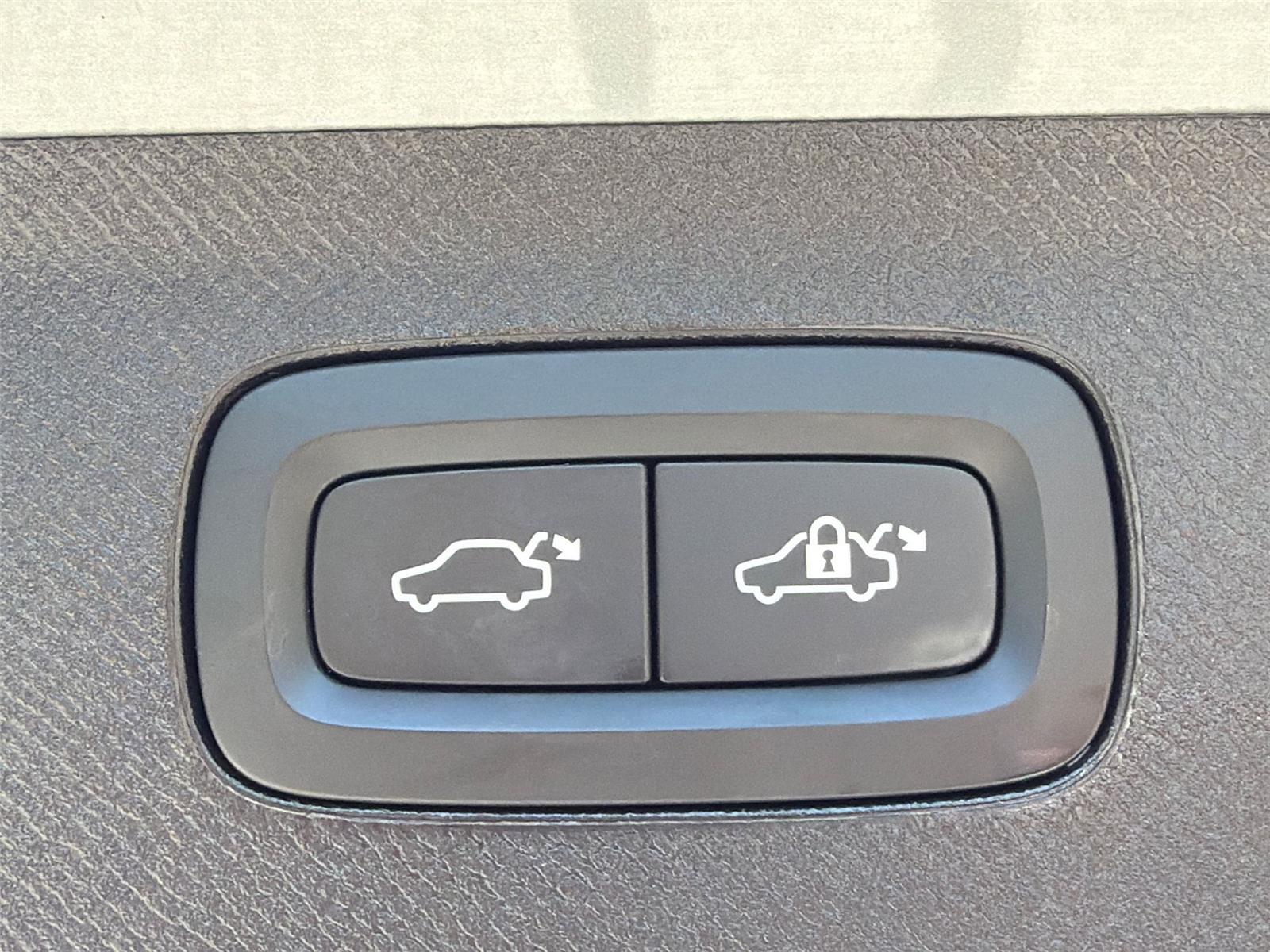 Used 2024 Vapour Grey Metallic Volvo Ultimate Bright Theme image 38