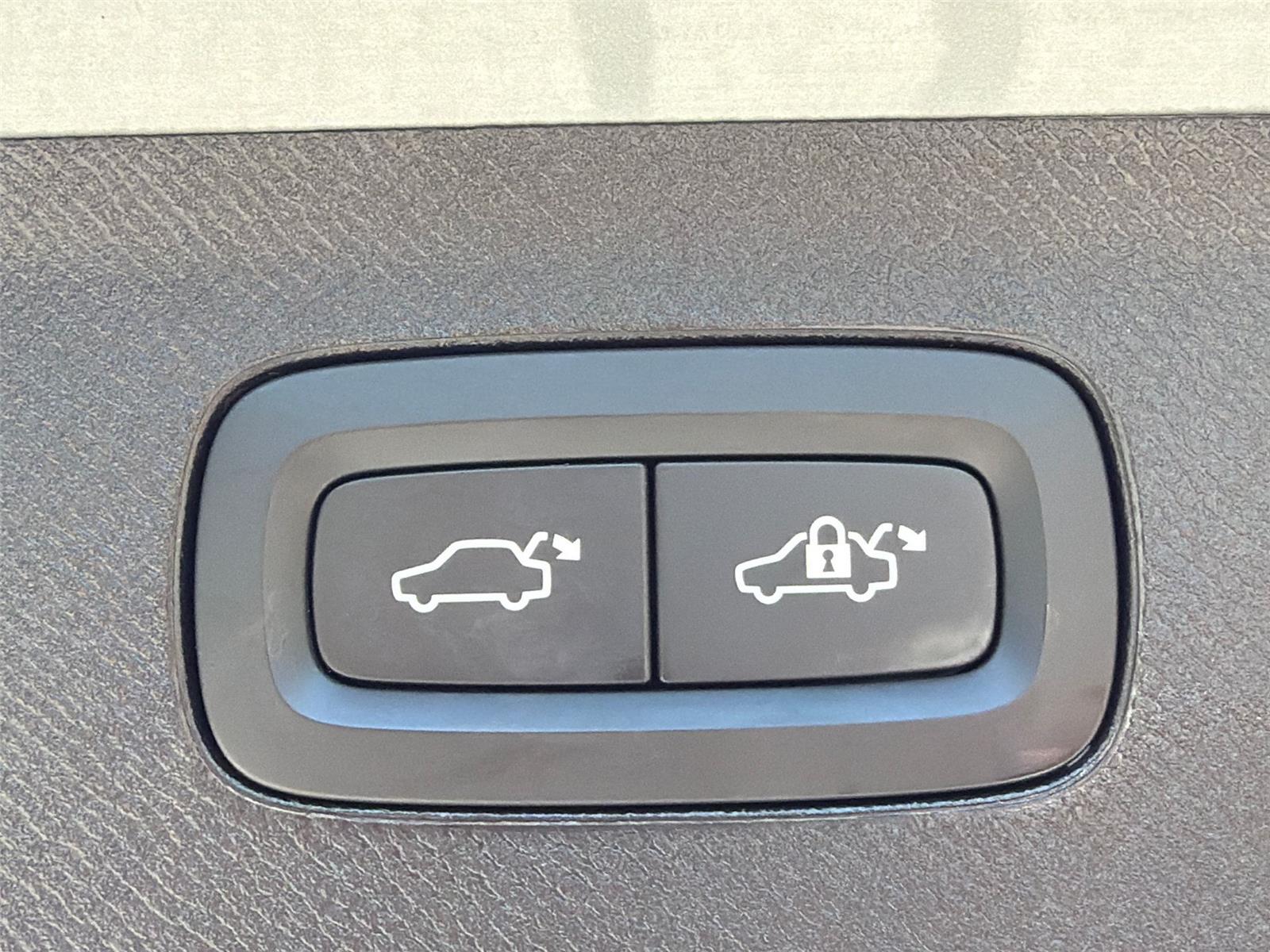 Used 2024 Vapour Grey Metallic Volvo Ultimate Bright Theme image 39