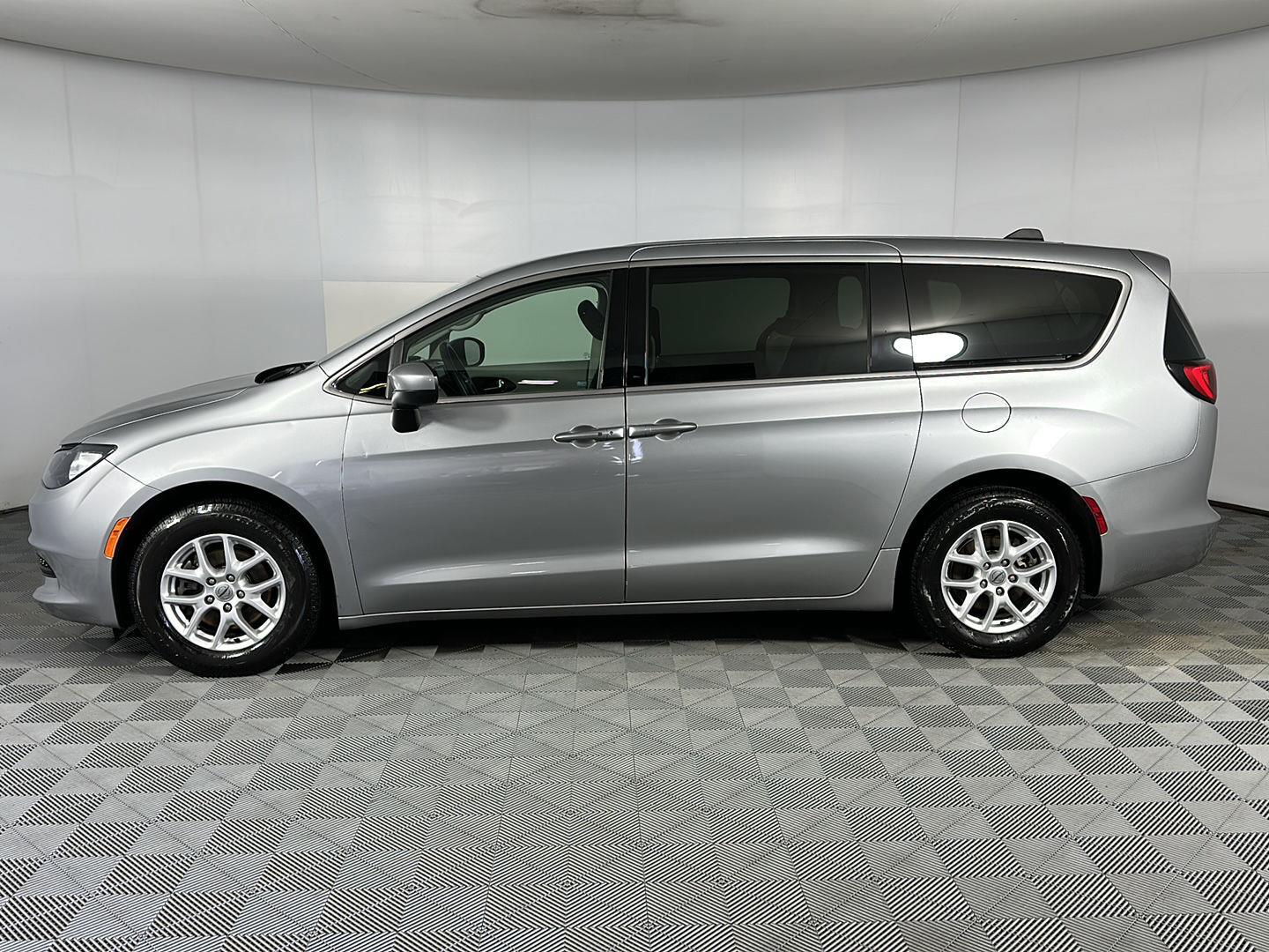 Used 2021 Billet Silver Metallic Clearcoat Chrysler LX image 5
