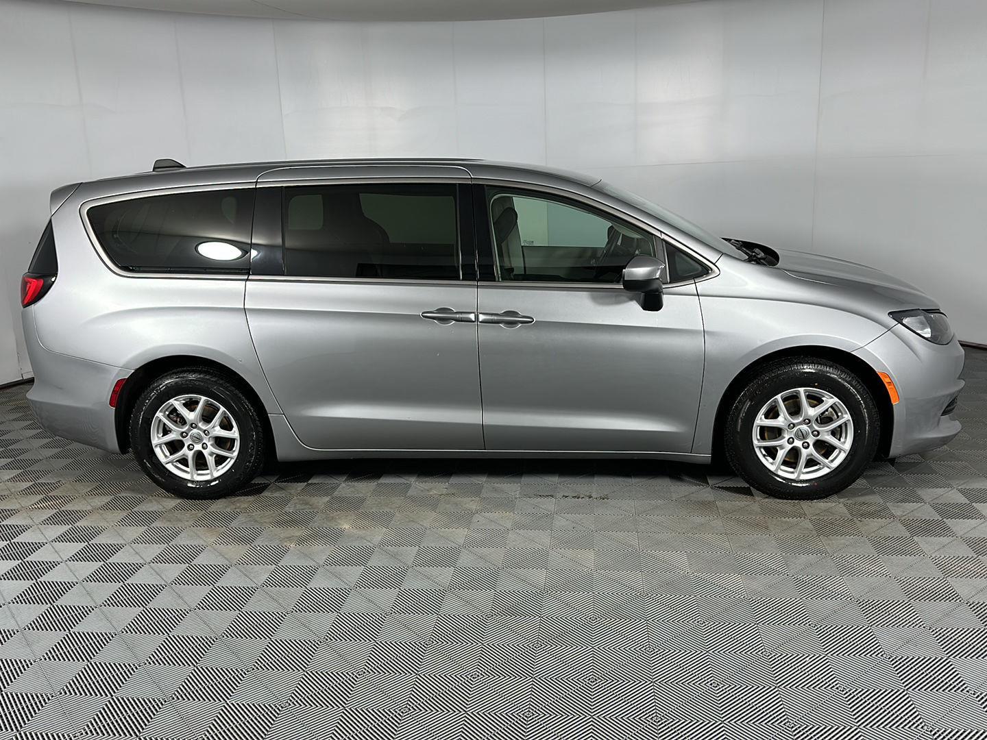 Used 2021 Billet Silver Metallic Clearcoat Chrysler LX image 25